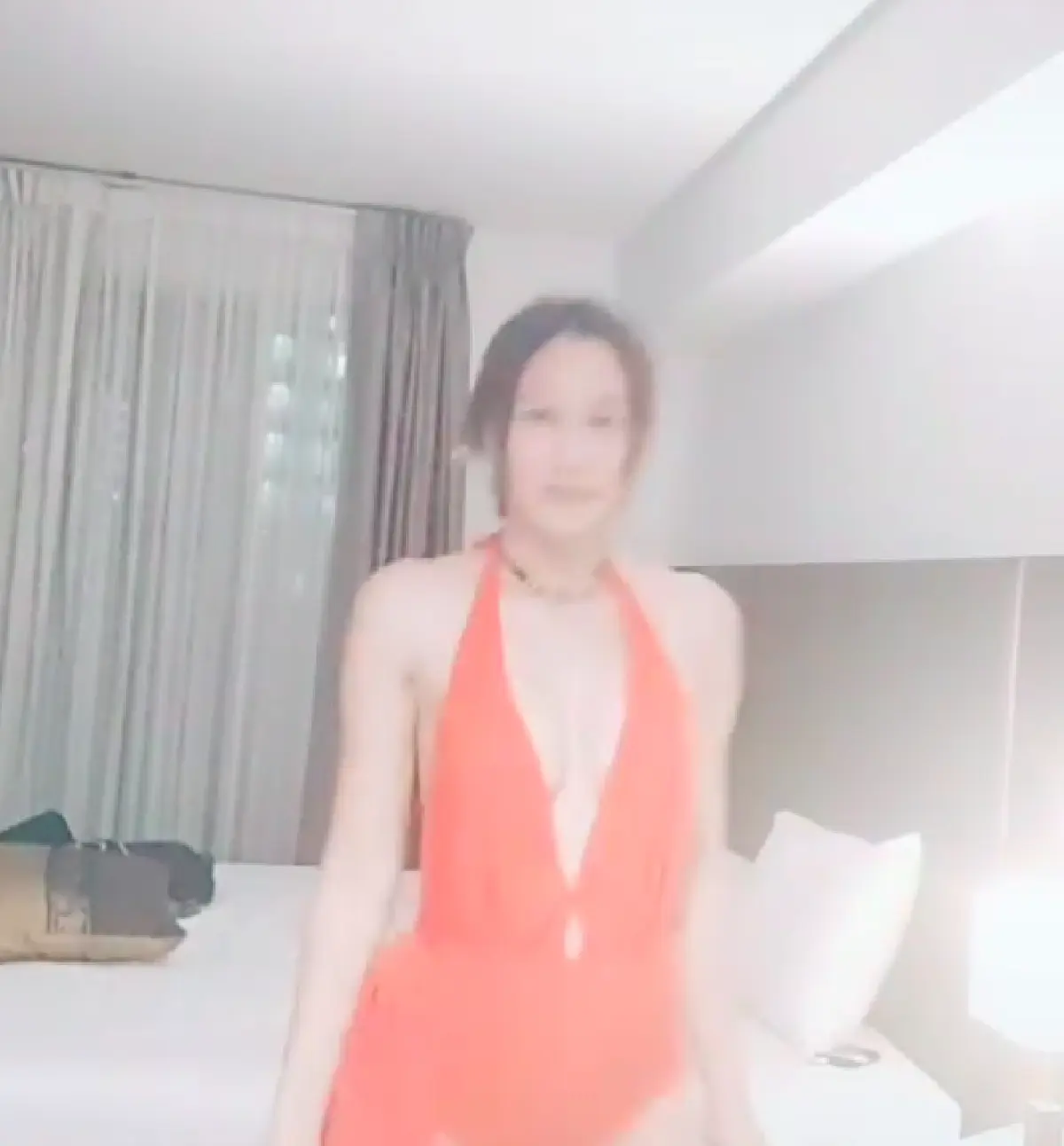 "ติ๊ก กนิษฐรินทร์" แซ่บส่งท้ายปี! โชว์หุ่นปังอัดคลิปขายชุดว่ายน้ำสุดเซ็กซี่