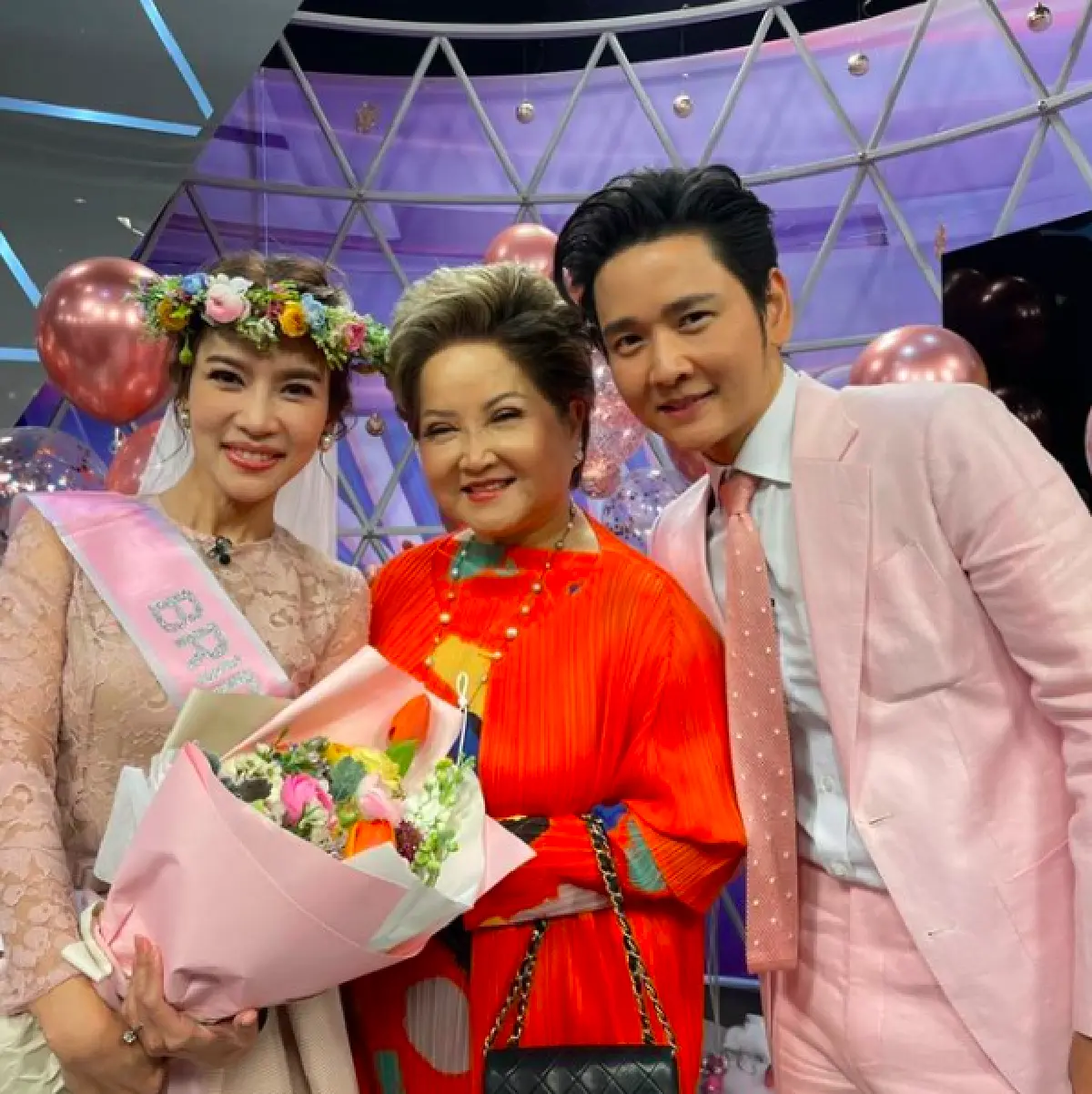 ได้ลูกสาวแล้ว! “แม่โอ๋” คุณแม่ของ “โต๋ ศักดิ์สิทธิ์” โผกอดต้อนรับว่าที่ลูกสะใภ้ “ไบรท์”