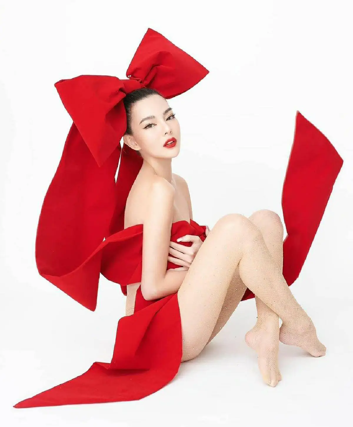 "ดิว อริสรา" อวดความแซ่บกับแฟชั่นเซ็ทวันคริสต์มาส เห็นแล้วไม่มองไม่ได้จริงๆ 