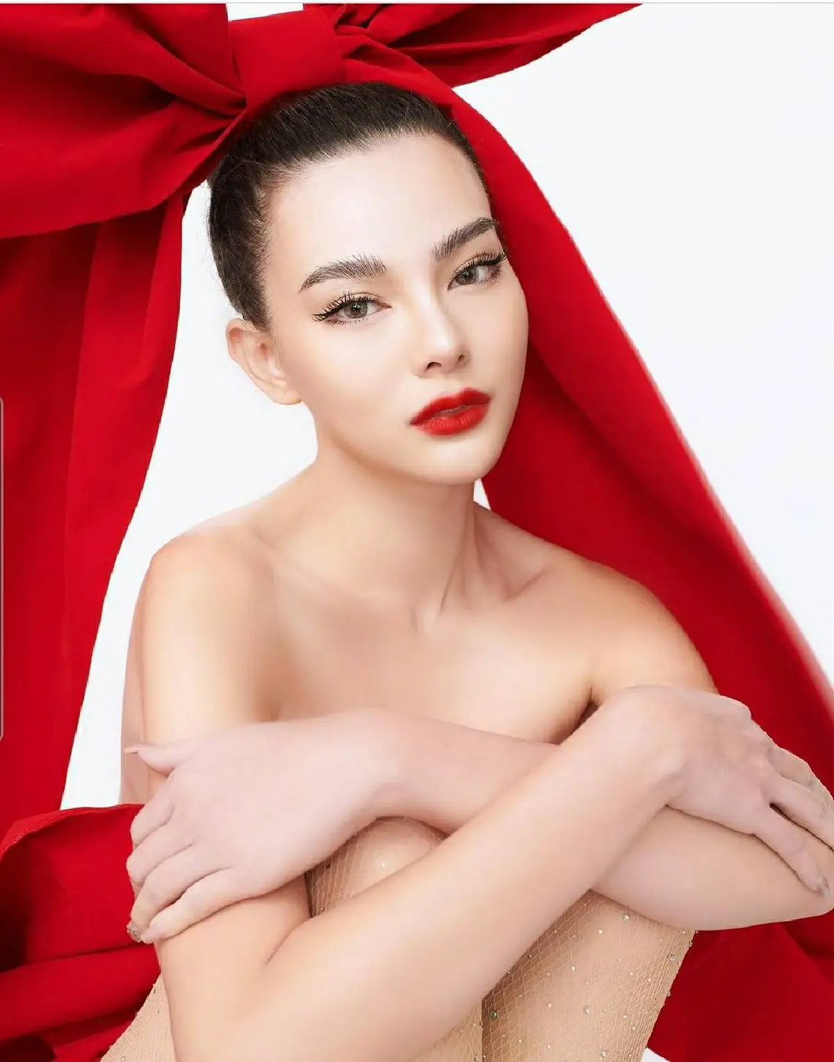 "ดิว อริสรา" อวดความแซ่บกับแฟชั่นเซ็ทวันคริสต์มาส เห็นแล้วไม่มองไม่ได้จริงๆ 