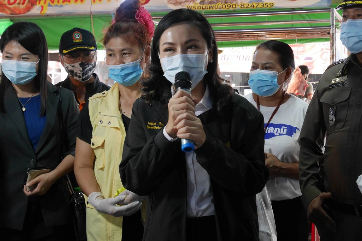 รมช.แรงงานลุยตลาดนวลจันทร์ให้กำลังใจผู้ค้าไร้โควิด-19