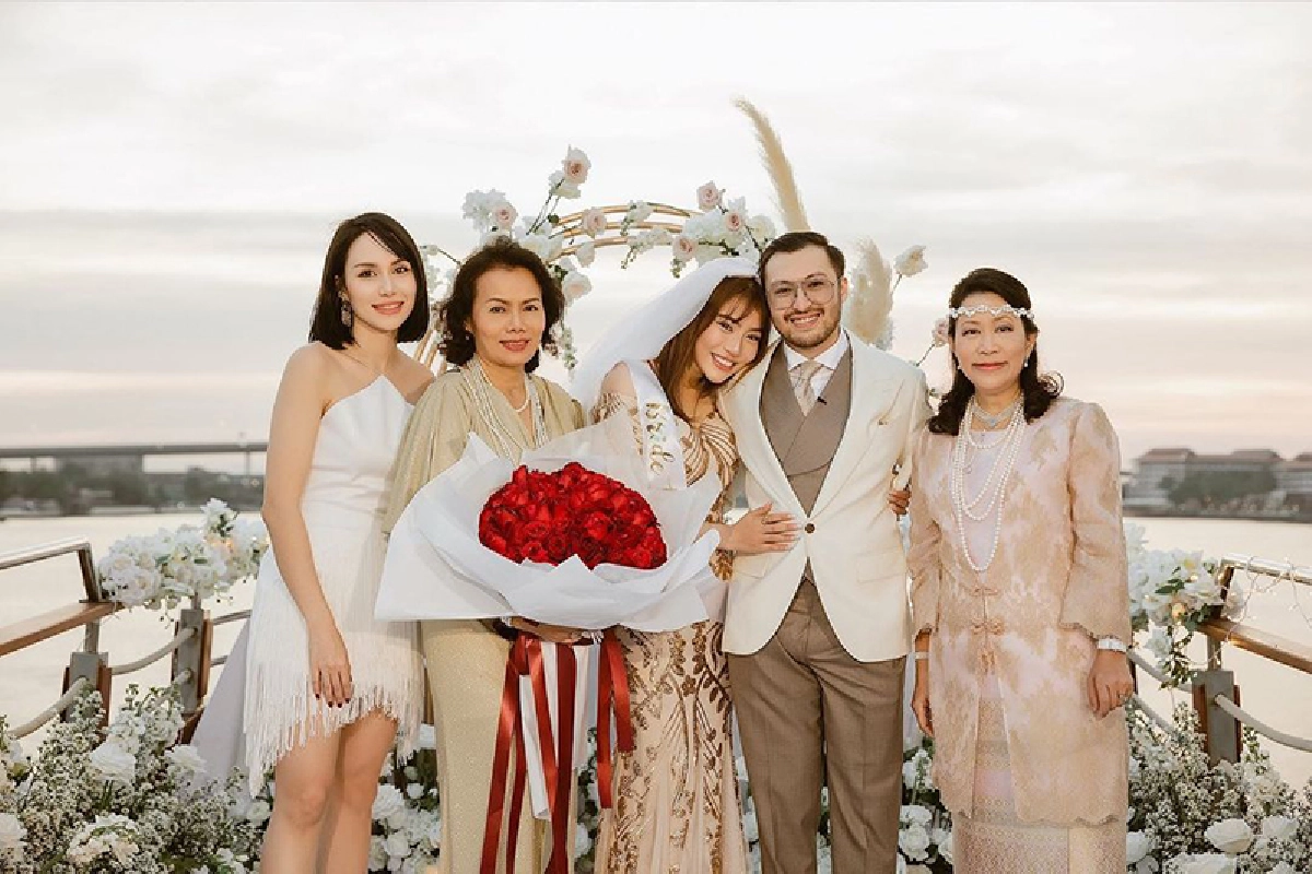 มิล่า กามิกาเซ่ น้ำตาแตก! แฟนหนุ่มคุกเข่าขอแต่งงานบนเรือหรู