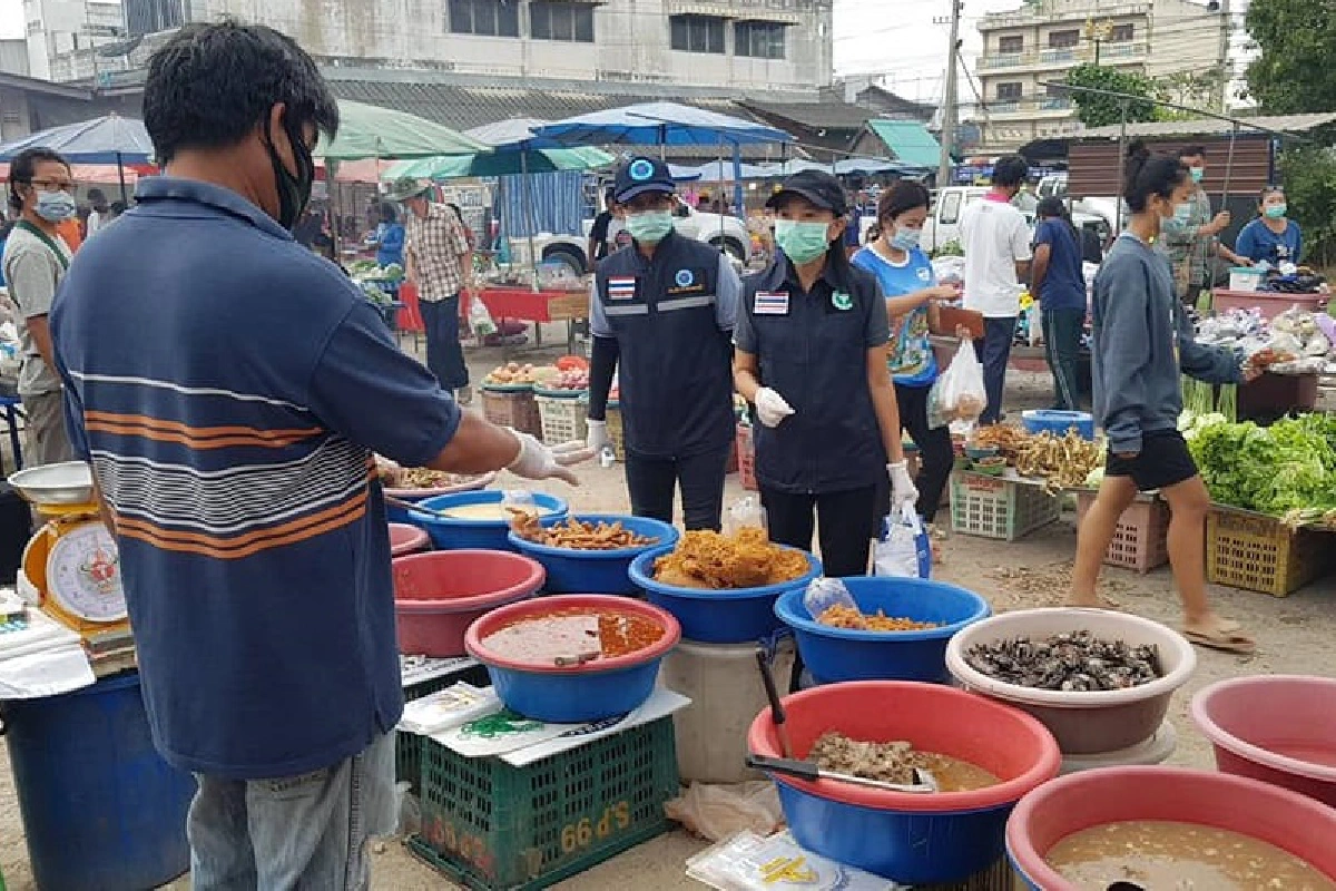 กาญจน์เข้มตลาดนัดหลังพบหญิงป่วยโควิดนอกพื้นที่เข้ามาขายของยังไม่พบเชื้อ