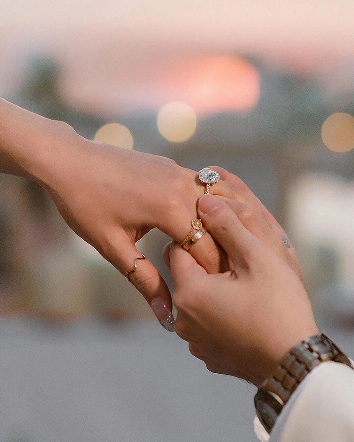 มิล่า กามิกาเซ่ น้ำตาแตก! แฟนหนุ่มคุกเข่าขอแต่งงานบนเรือหรู