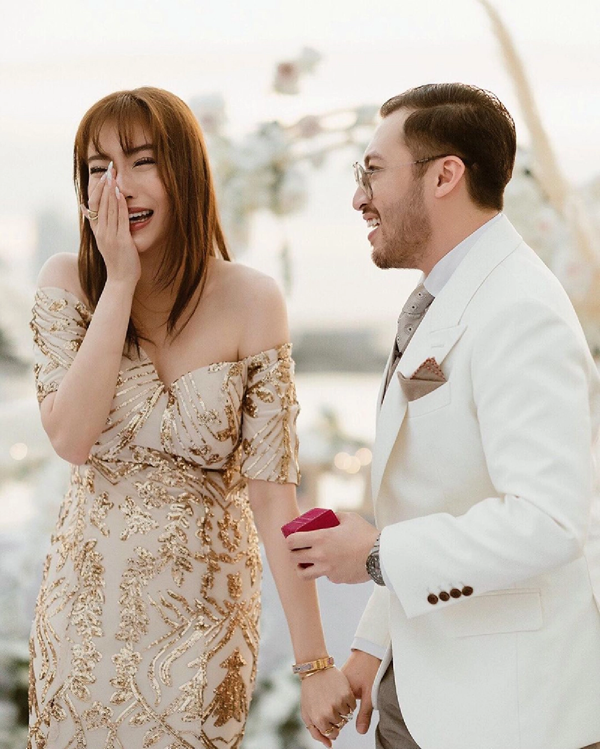 มิล่า กามิกาเซ่ น้ำตาแตก! แฟนหนุ่มคุกเข่าขอแต่งงานบนเรือหรู