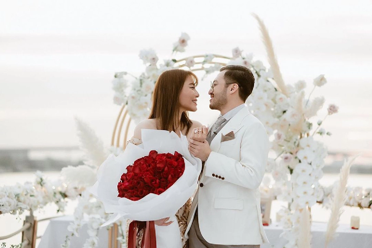 มิล่า กามิกาเซ่ น้ำตาแตก! แฟนหนุ่มคุกเข่าขอแต่งงานบนเรือหรู