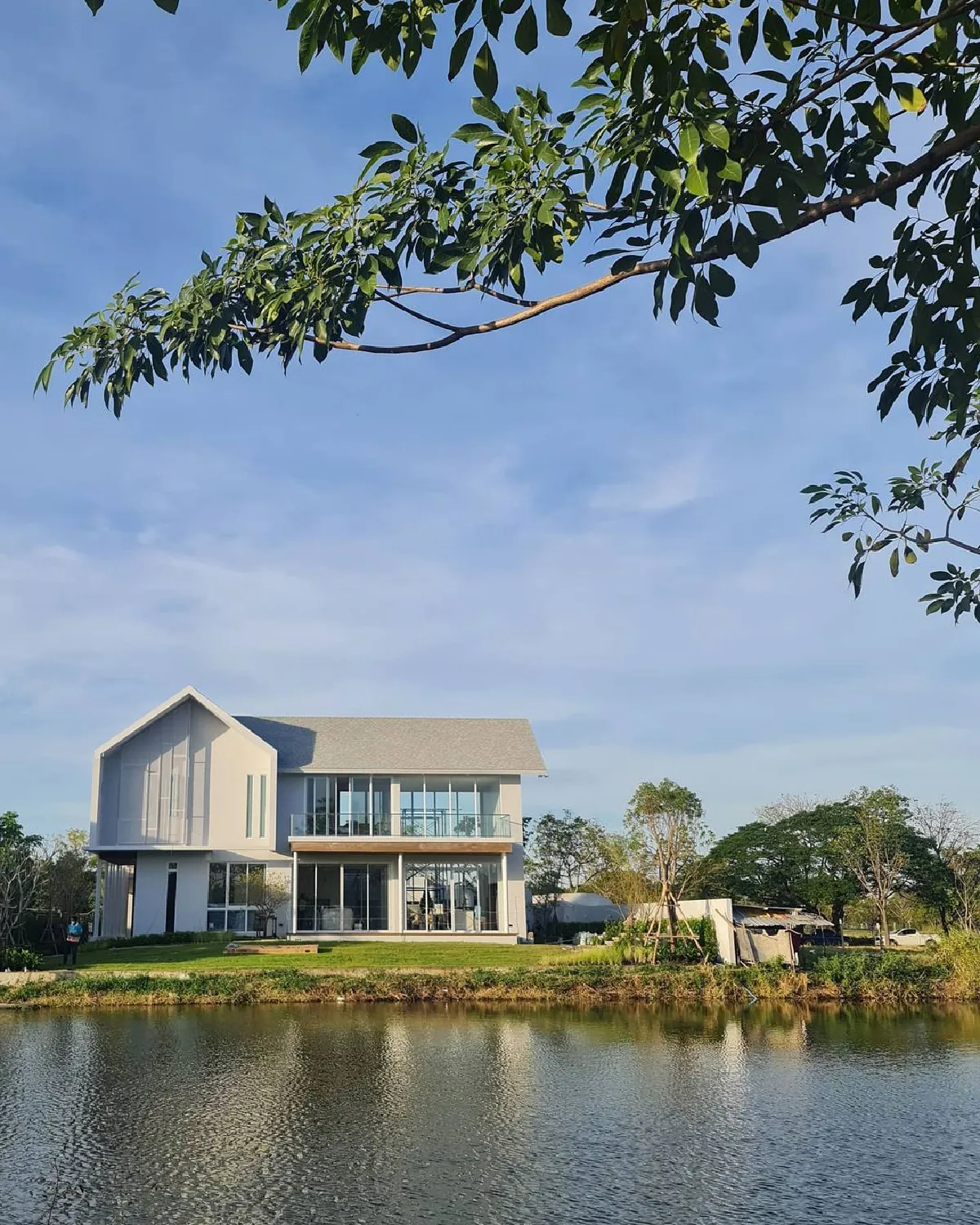 ส่องเรือนหอ หมอเจี๊ยบ สวยน่าอยู่ติดทะเลสาบไว้เล่นเซิร์ฟบอร์ดชิลๆ