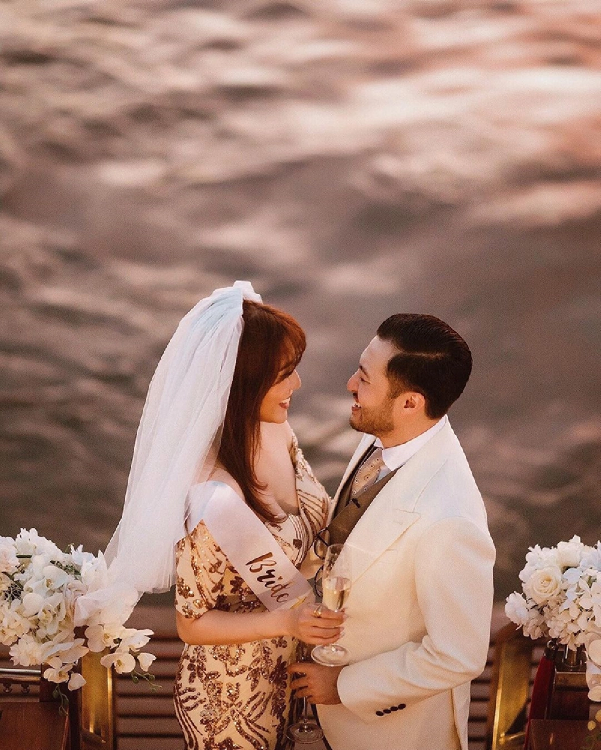 มิล่า กามิกาเซ่ น้ำตาแตก! แฟนหนุ่มคุกเข่าขอแต่งงานบนเรือหรู