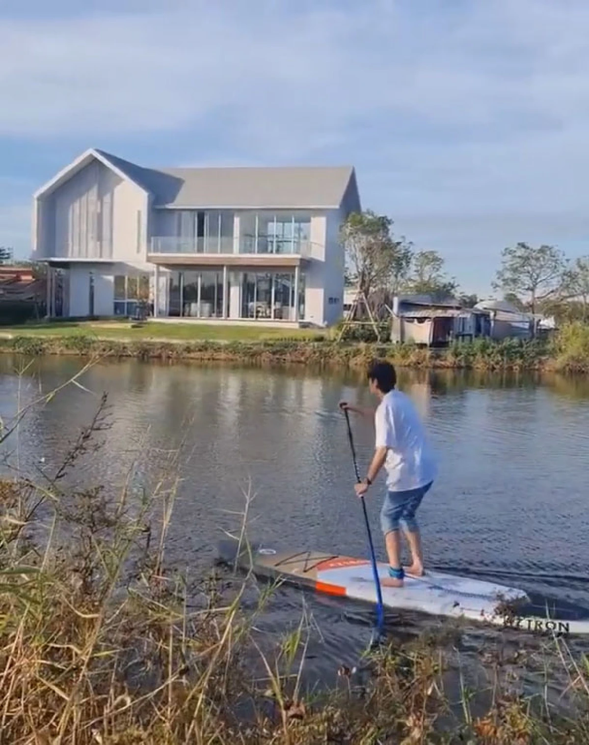 ส่องเรือนหอ หมอเจี๊ยบ สวยน่าอยู่ติดทะเลสาบไว้เล่นเซิร์ฟบอร์ดชิลๆ