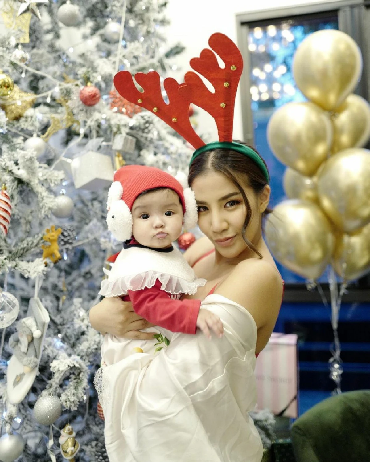 มันแน่นอก! ใบเตย อาร์สยาม กับชุดเลี้ยงลูกอยู่บ้านสุดชิลแต่เซ็กซี่มาก 