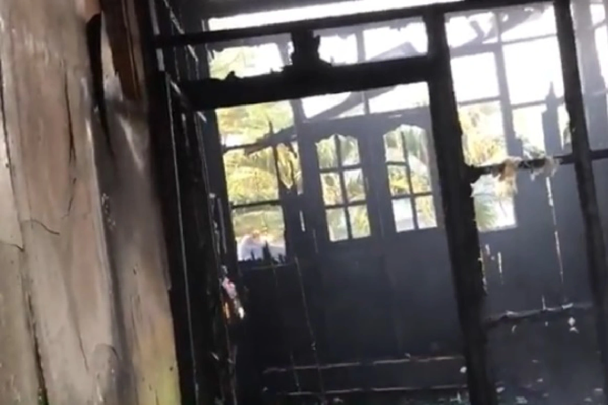 ไม่เอะใจ! ชาร์จมือถือทิ้งไว้ระเบิด ไฟไหม้บ้านชั้นสองวอด