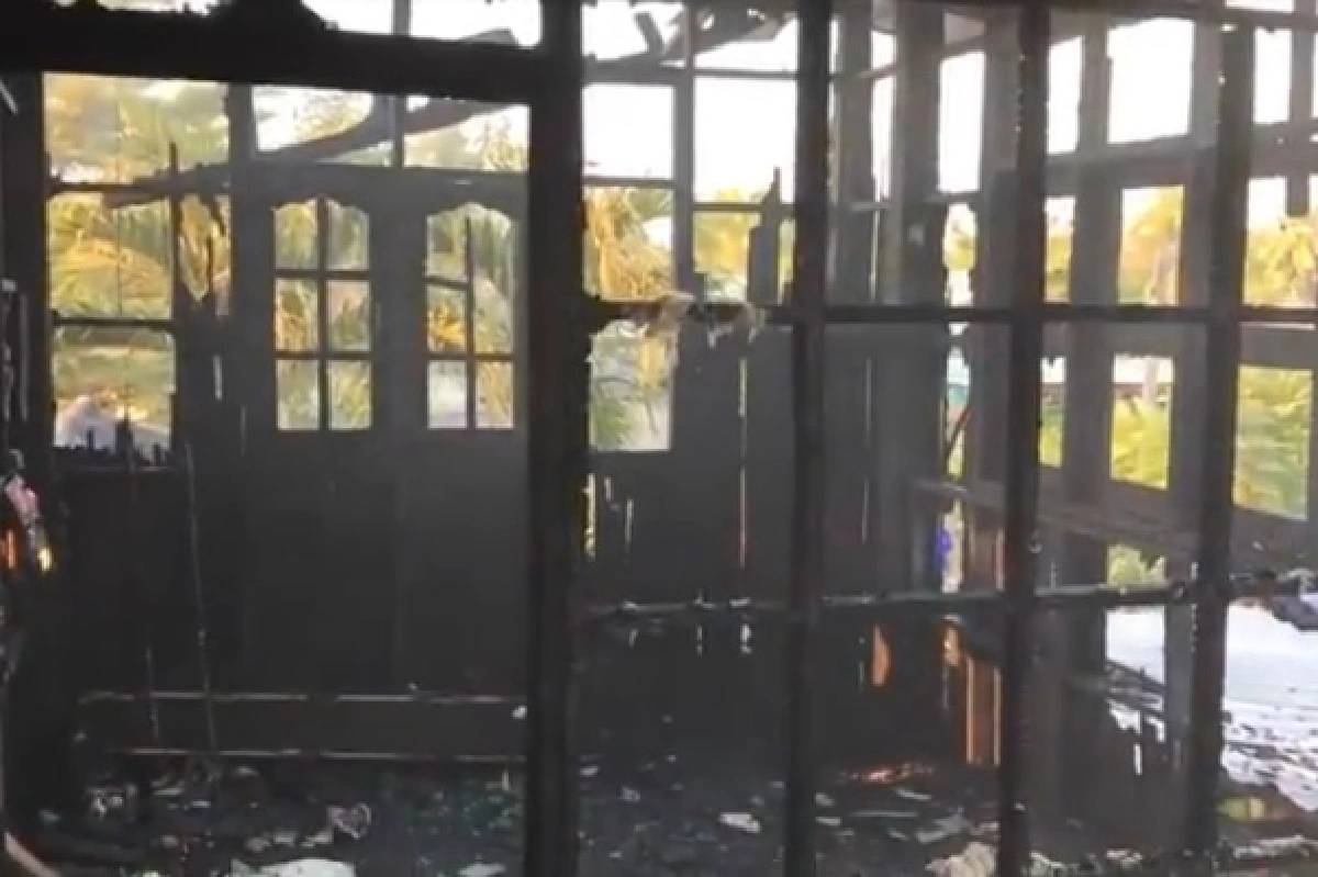 ไม่เอะใจ! ชาร์จมือถือทิ้งไว้ระเบิด ไฟไหม้บ้านชั้นสองวอด