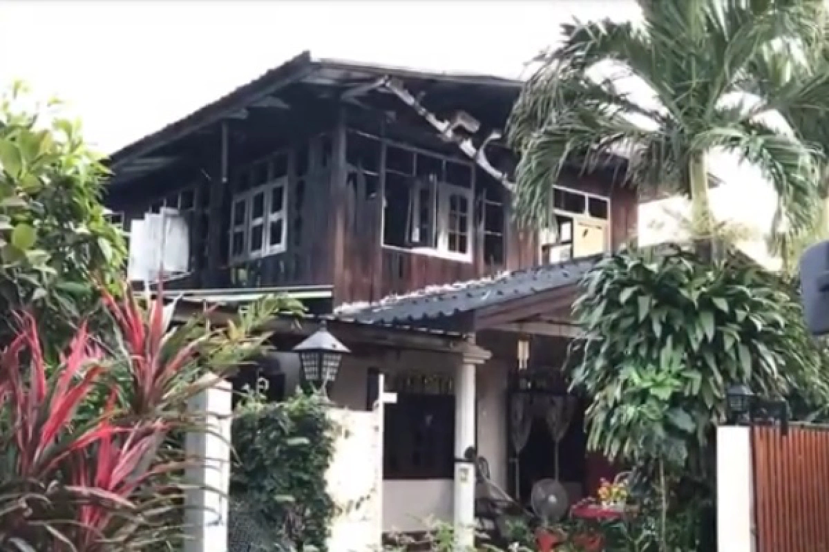 ไม่เอะใจ! ชาร์จมือถือทิ้งไว้ระเบิด ไฟไหม้บ้านชั้นสองวอด