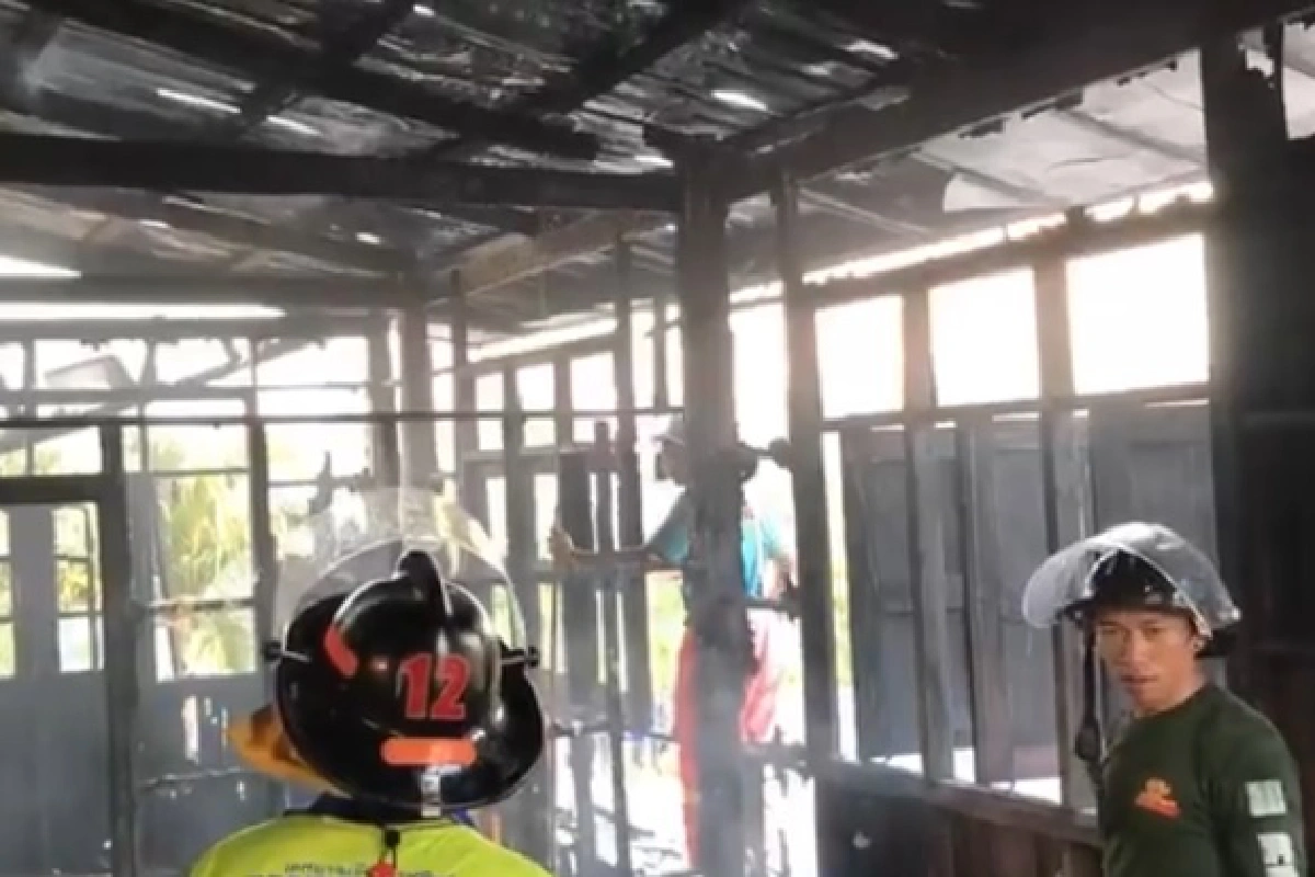 ไม่เอะใจ! ชาร์จมือถือทิ้งไว้ระเบิด ไฟไหม้บ้านชั้นสองวอด