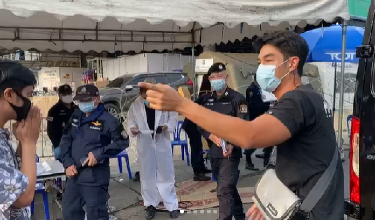 อาร์ต พศุตม์ ทำอาหารแจกแรงงานพม่าที่ถูกกักตัวเพราะโควิด-19