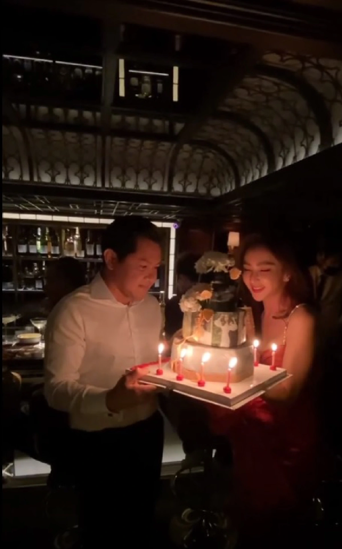 ป๊อป นิธิ หอบดอกไม้ช่อใหญ่เซอร์ไพรส์วันเกิด เป้ย ปานวาด