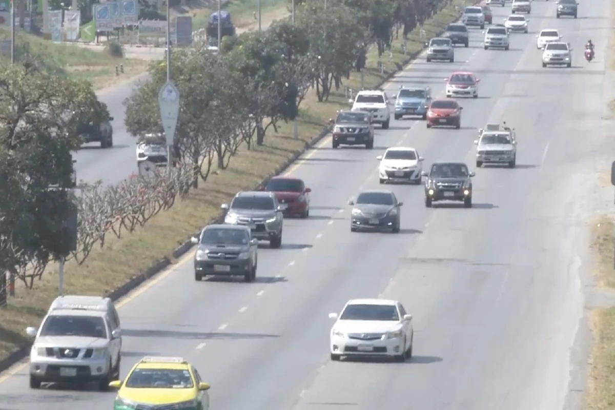 ถนนมิตรภาพ ปริมาณรถเพิ่มขึ้นต่อเนื่อง ประชาชนทยอยกลับบ้านส่งท้ายปี