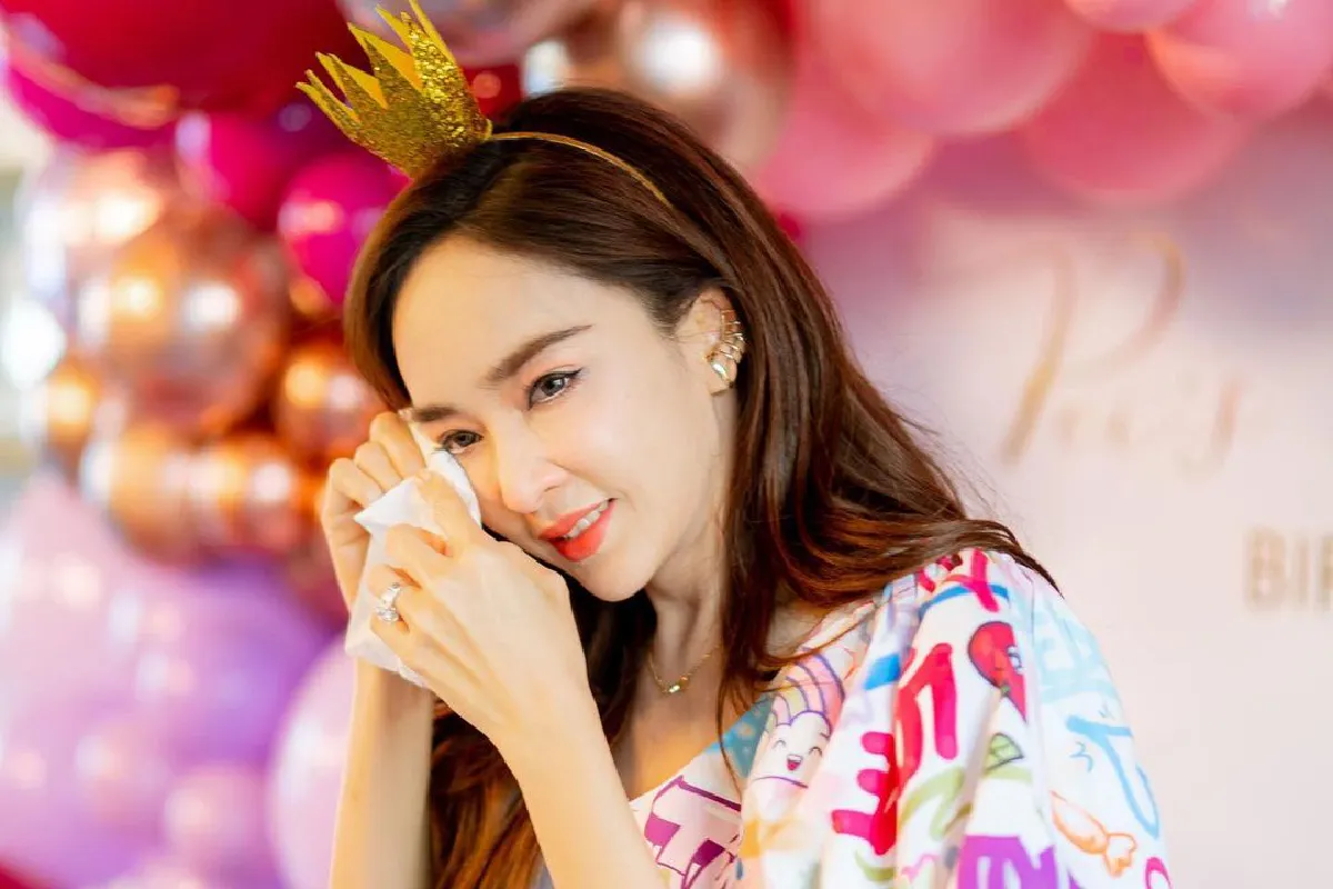 ป๊อป นิธิ หอบดอกไม้ช่อใหญ่เซอร์ไพรส์วันเกิด เป้ย ปานวาด