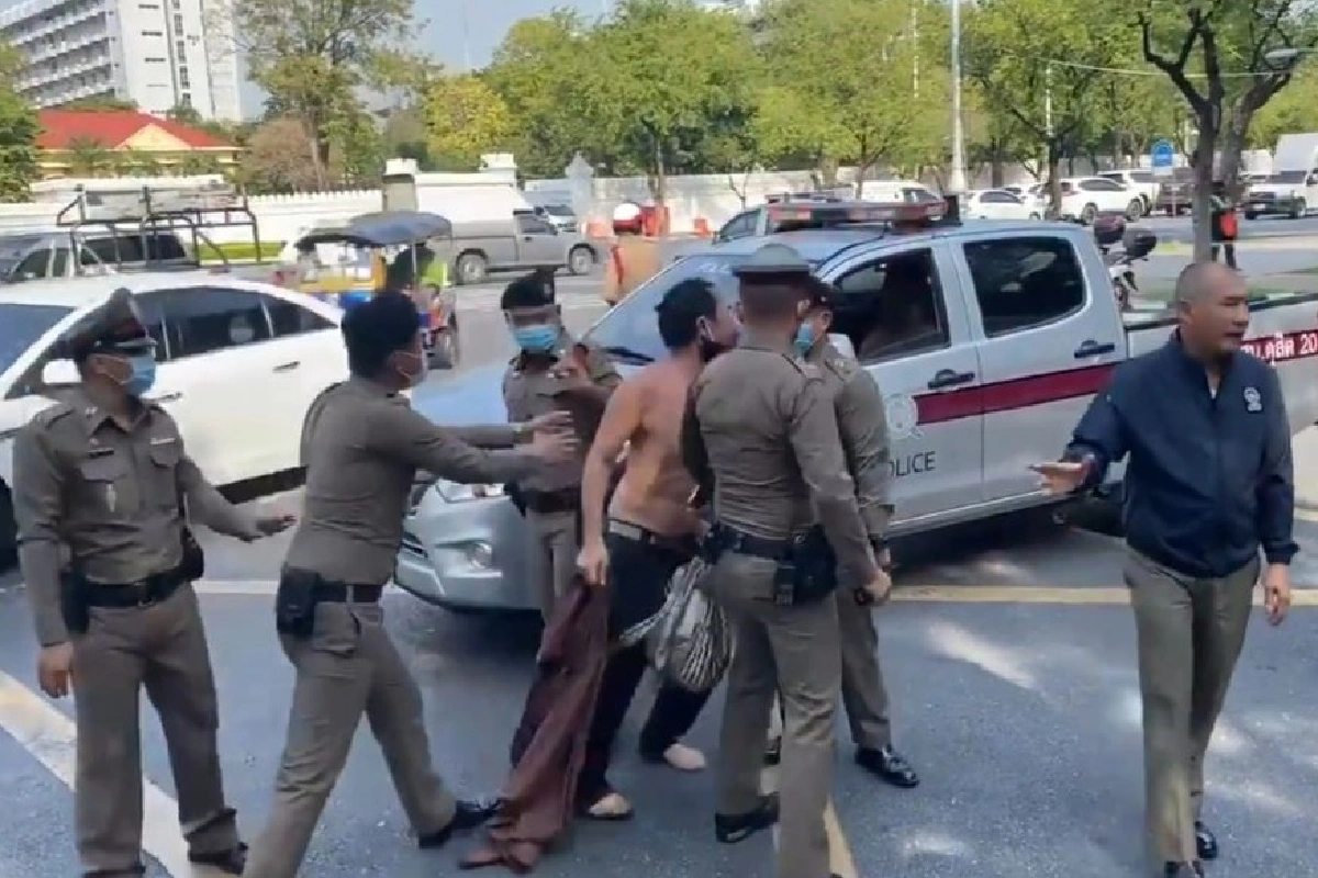 "หมอบูรณ์"ถอดกางเกงเหลือชั้นในขอเงินสมทบชราภาพ"บิ๊กตู่"