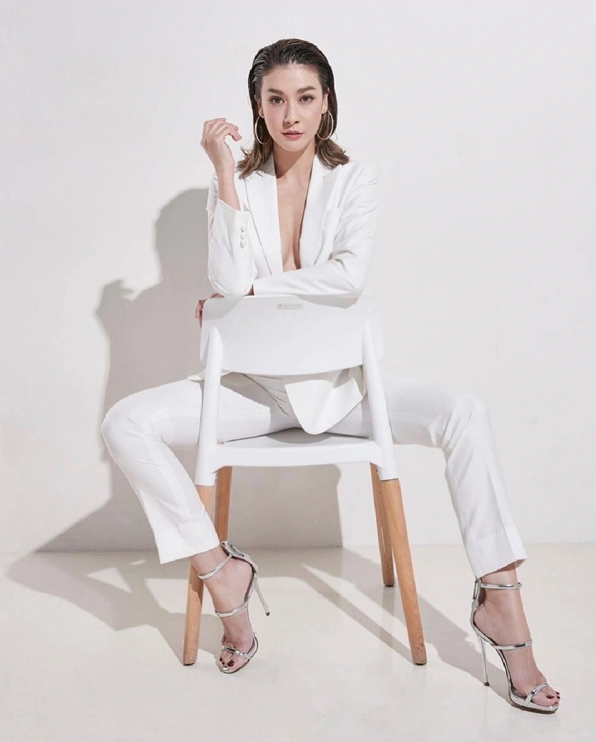 แซ่บสะใจสามี! เอมี่ กลิ่นประทุม แหวกอกเซ็กซี่ ทำเอา ซี ศิวัฒน์ ถึงกับเป็นลม 