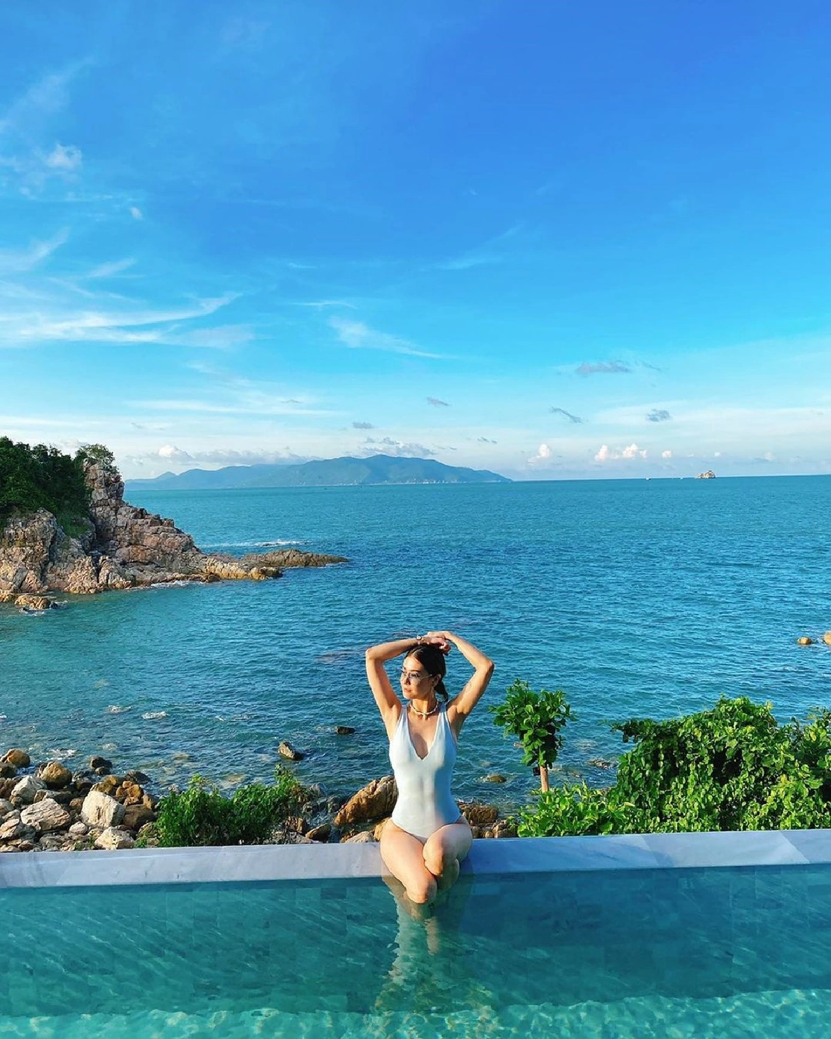 แซ่บสะใจสามี! เอมี่ กลิ่นประทุม แหวกอกเซ็กซี่ ทำเอา ซี ศิวัฒน์ ถึงกับเป็นลม 