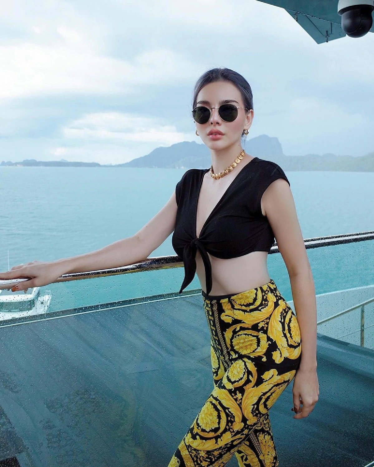 ดิว อริสรา กับลุคสายฝอสุดเซ็กซี่..สวยเป๊ะจำแทบไม่ได้เลย