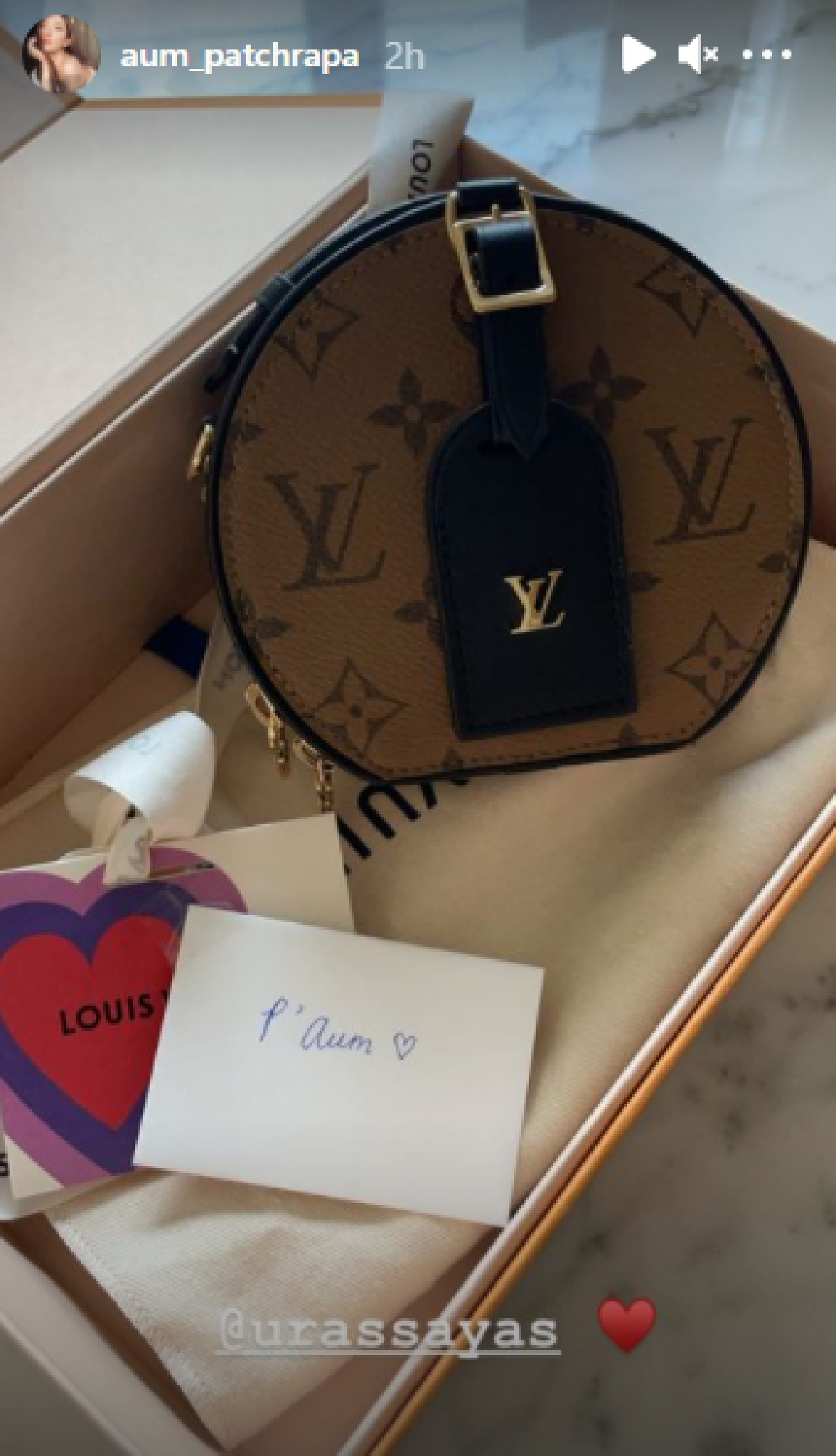 ญาญ่า บุกบ้าน อั้ม พัชราภา มอบของขวัญปีใหม่เป็นกระเป๋าสุดหรู