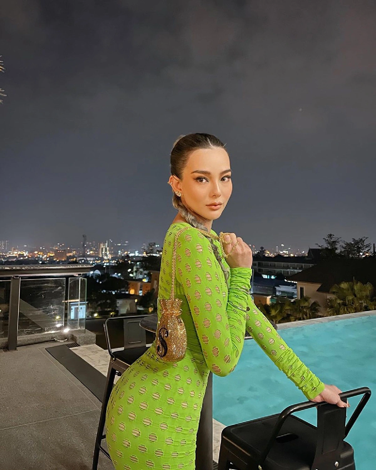 ดิว อริสรา กับลุคสายฝอสุดเซ็กซี่..สวยเป๊ะจำแทบไม่ได้เลย