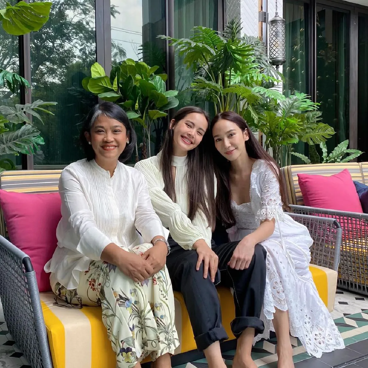 ญาญ่า บุกบ้าน อั้ม พัชราภา มอบของขวัญปีใหม่เป็นกระเป๋าสุดหรู