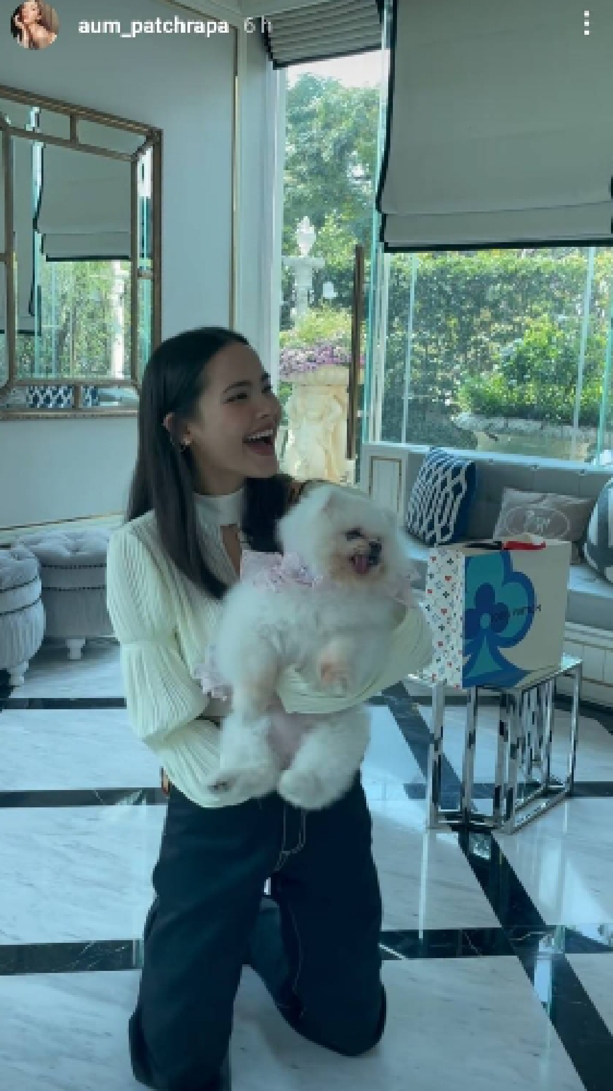 ญาญ่า บุกบ้าน อั้ม พัชราภา มอบของขวัญปีใหม่เป็นกระเป๋าสุดหรู
