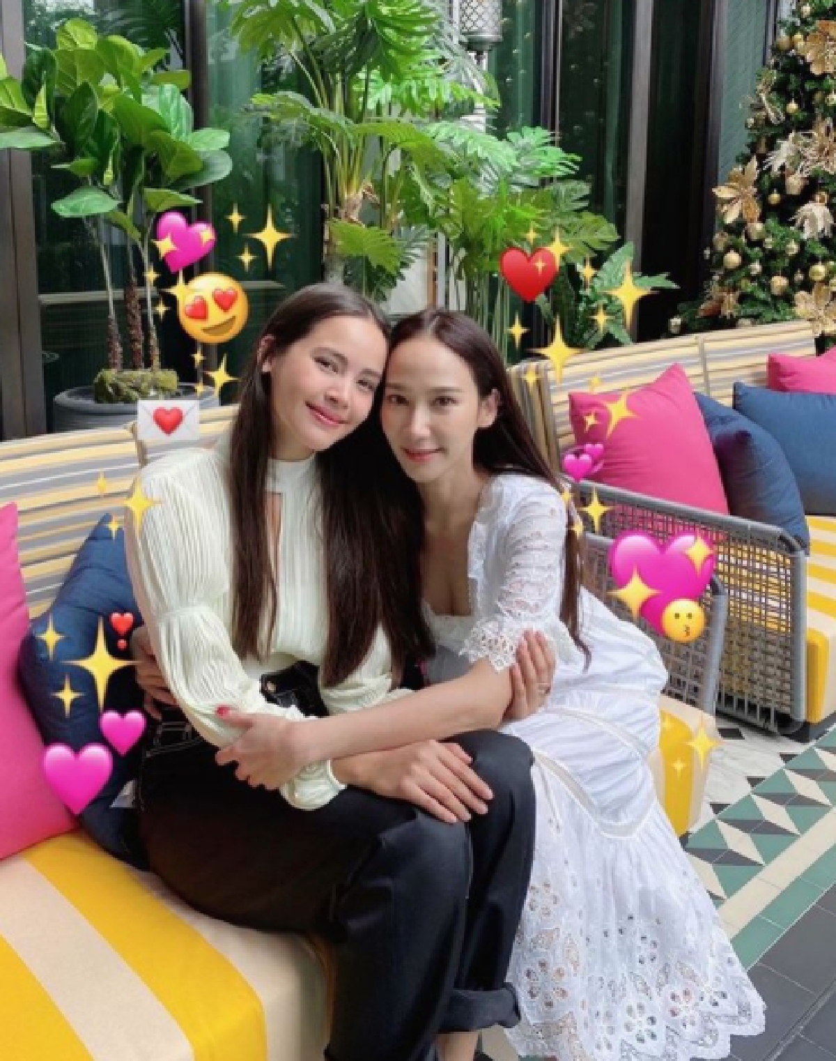 ญาญ่า บุกบ้าน อั้ม พัชราภา มอบของขวัญปีใหม่เป็นกระเป๋าสุดหรู