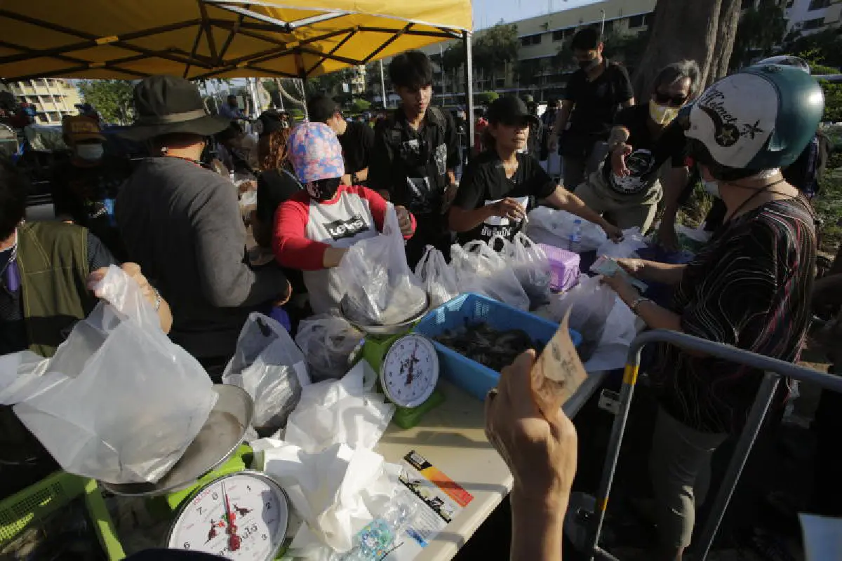 พรึ่บ! ผู้ค้าเทกุ้งขายกองสลากช่วยเกษตรนครปฐม สู้โควิด-19