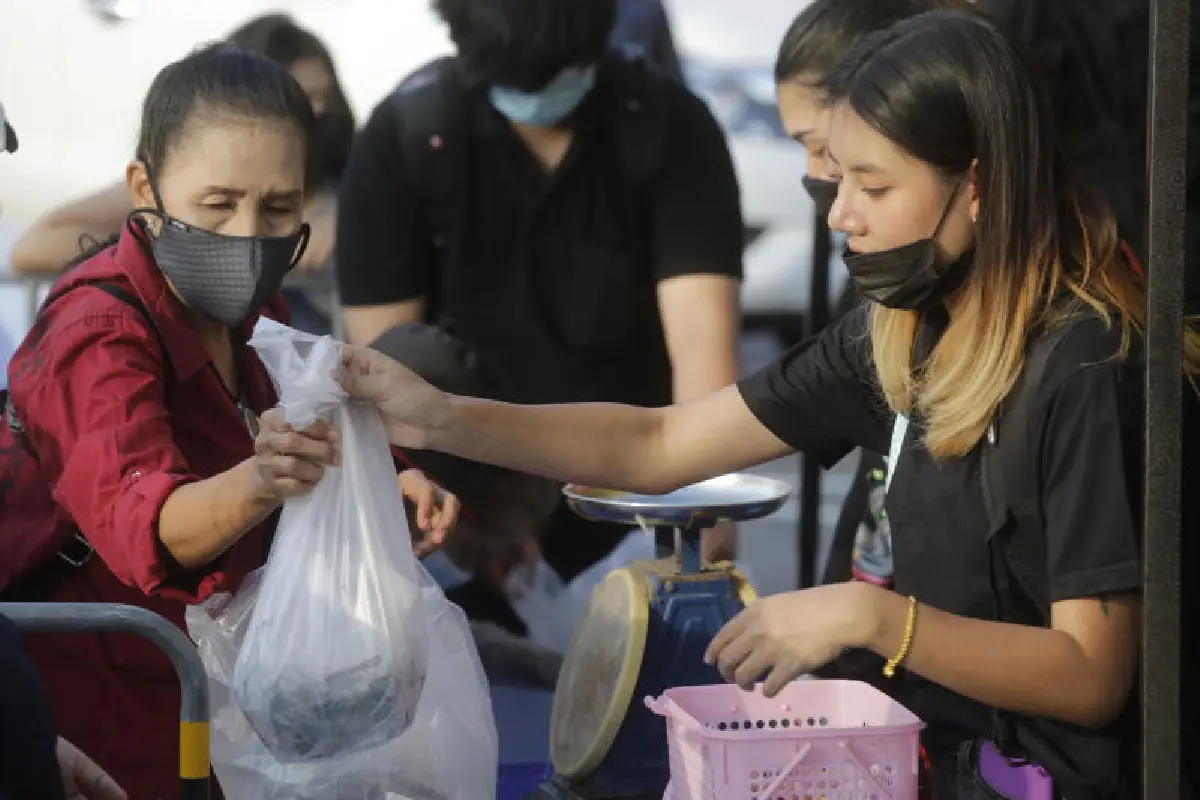 พรึ่บ! ผู้ค้าเทกุ้งขายกองสลากช่วยเกษตรนครปฐม สู้โควิด-19