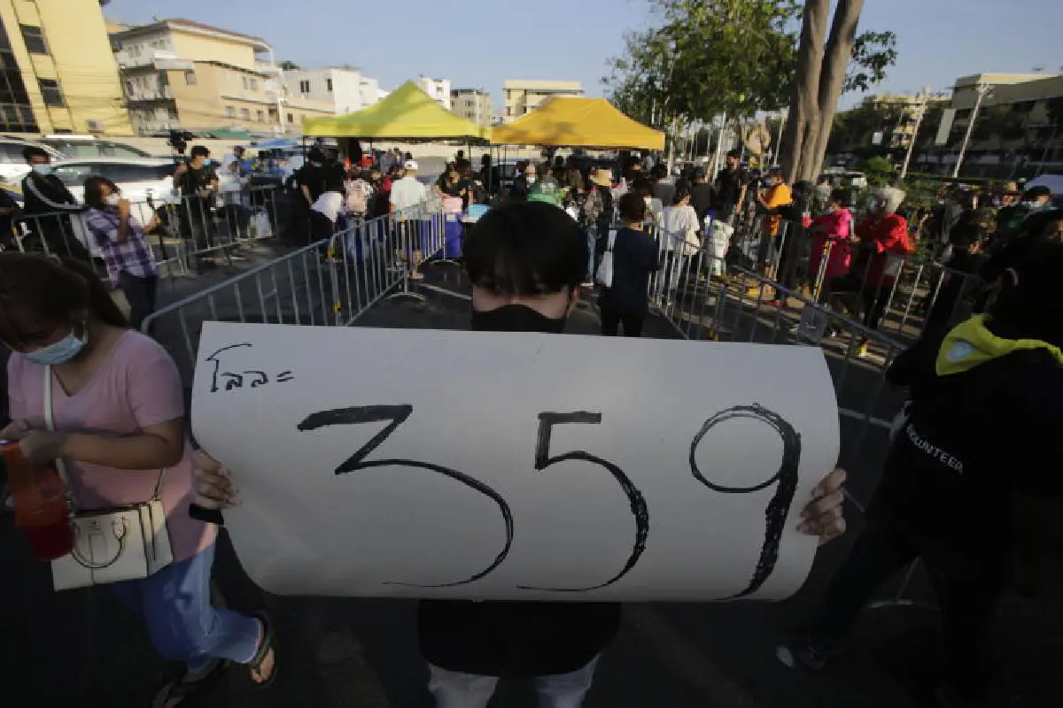 พรึ่บ! ผู้ค้าเทกุ้งขายกองสลากช่วยเกษตรนครปฐม สู้โควิด-19