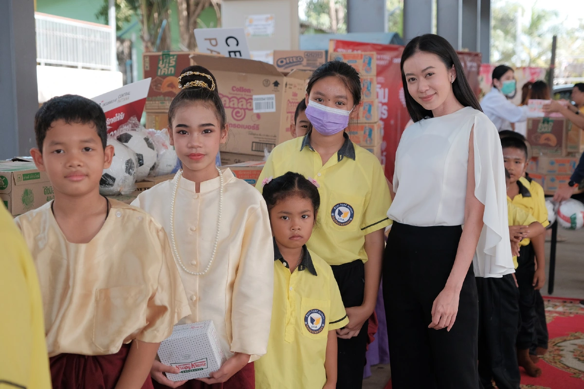 2 สาวเซเลบริตี้ร่วมส่งความสุขส่งท้ายปีเก่า ต้อนรับปีใหม่