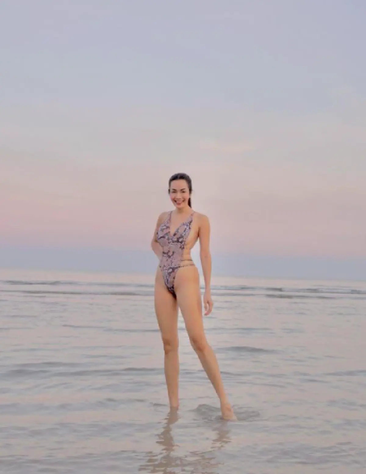  “อ๋อม สกาวใจ” ทำทะเลหัวหินสั่นสะเทือน! ใส่ชุดว่ายน้ำเว้าสูงแหวกลึกอวดหุ่นสุดเป๊ะ