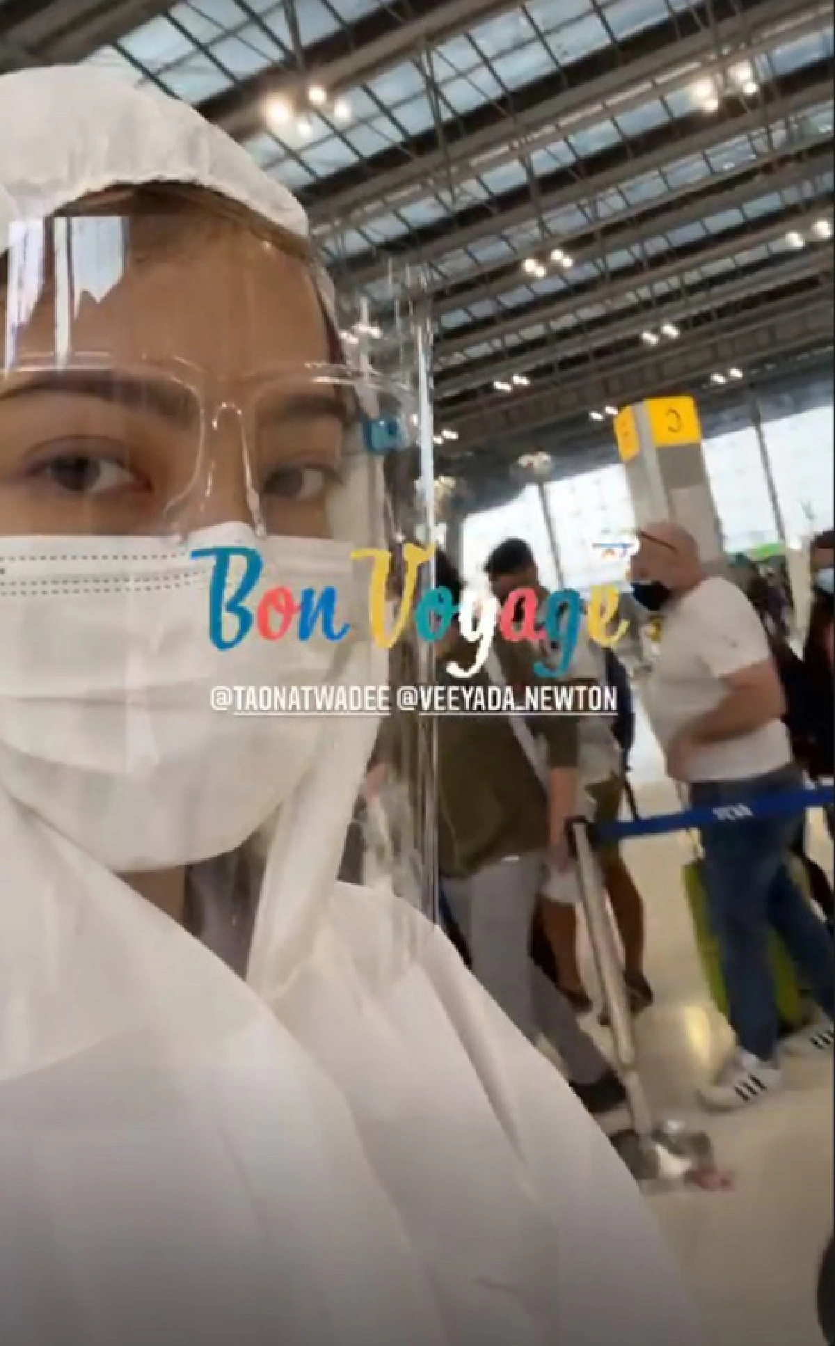“แต้ว ณฐพร” ไปส่งแม่และพี่สาวที่สนามบิน สวมชุดป้องกัน PPE คลุมทั้งตัว
