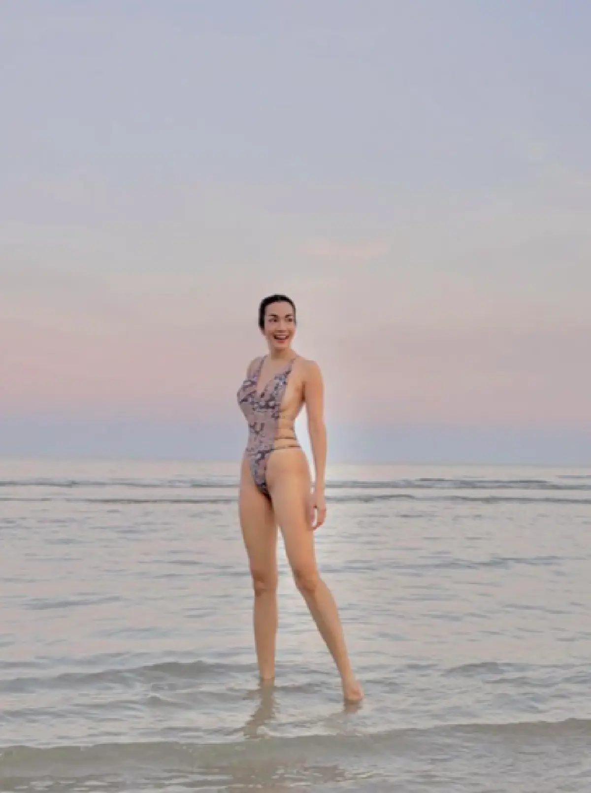  “อ๋อม สกาวใจ” ทำทะเลหัวหินสั่นสะเทือน! ใส่ชุดว่ายน้ำเว้าสูงแหวกลึกอวดหุ่นสุดเป๊ะ