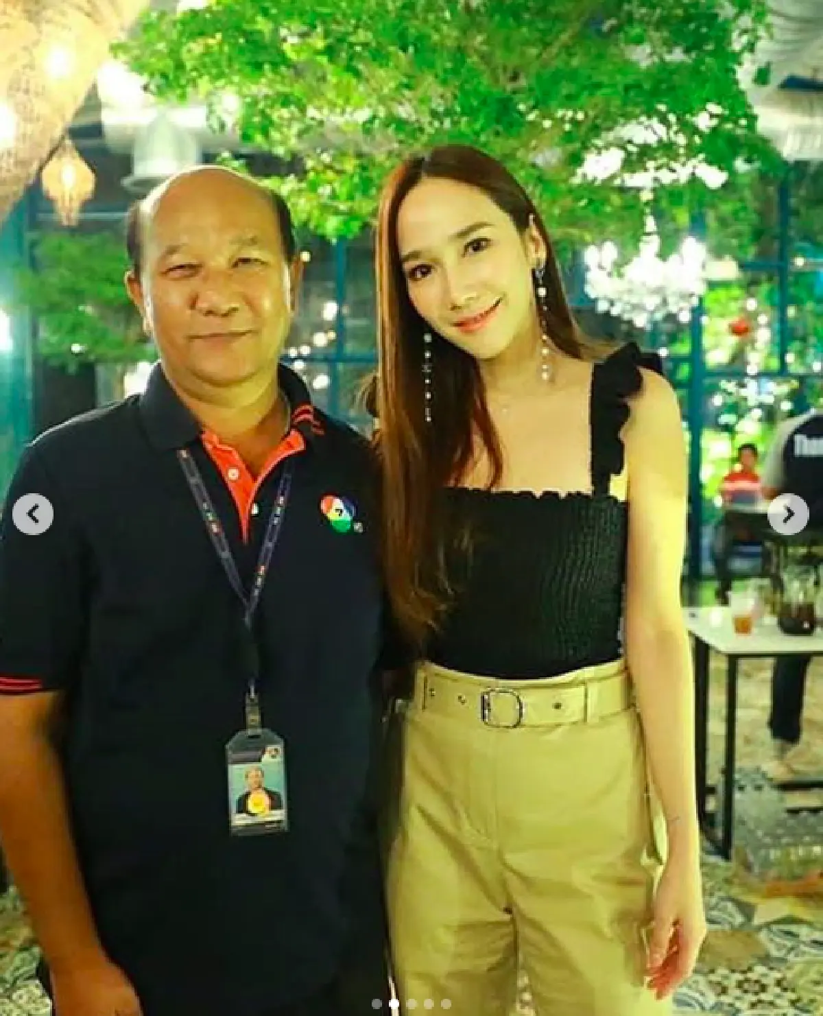 ตื้นตันกันหมด “อั้ม พัชราภา” มอบซองเงินตอบแทนพี่ช่างภาพ ในวันที่เกษียณ