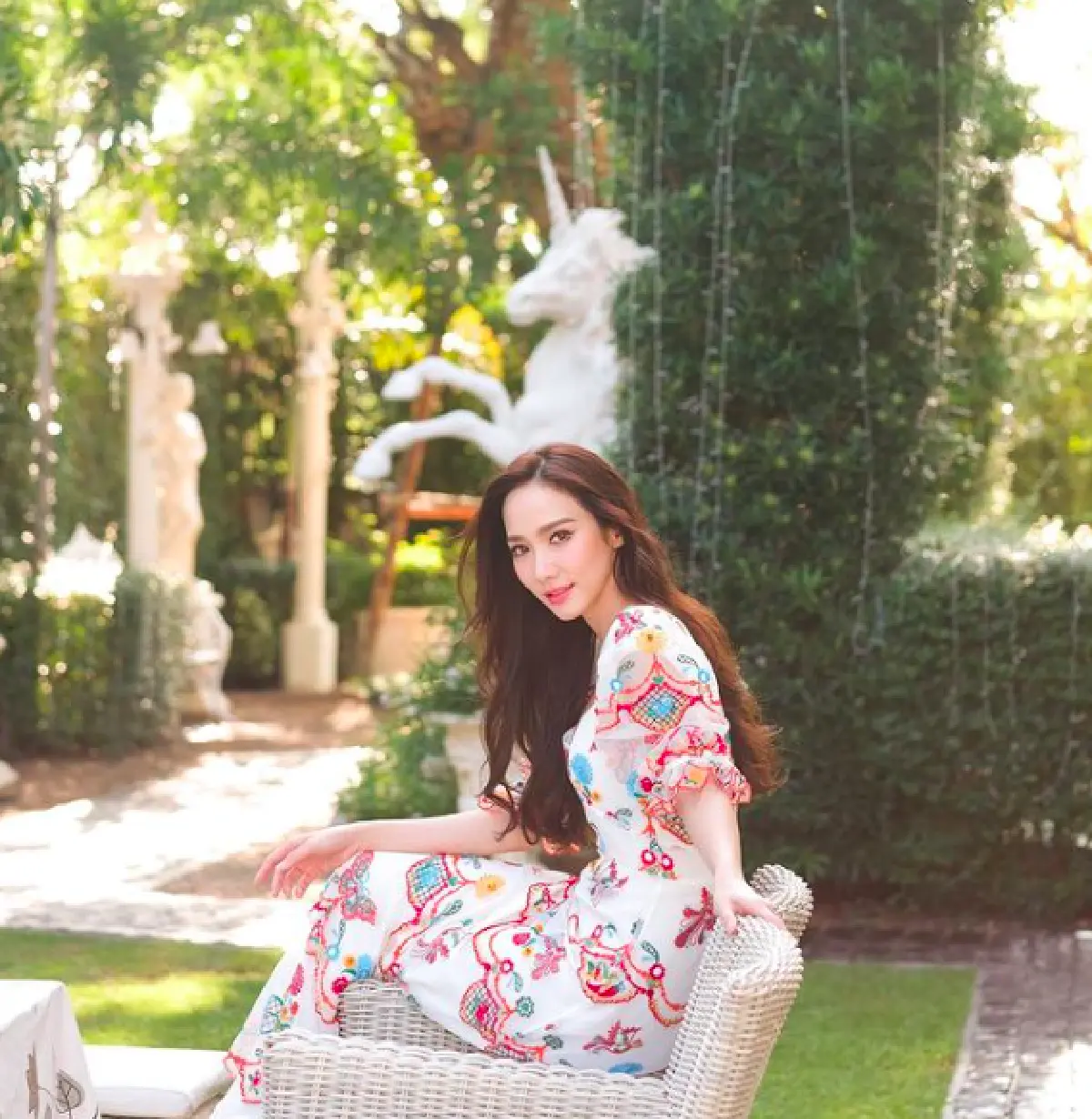 ตื้นตันกันหมด “อั้ม พัชราภา” มอบซองเงินตอบแทนพี่ช่างภาพ ในวันที่เกษียณ