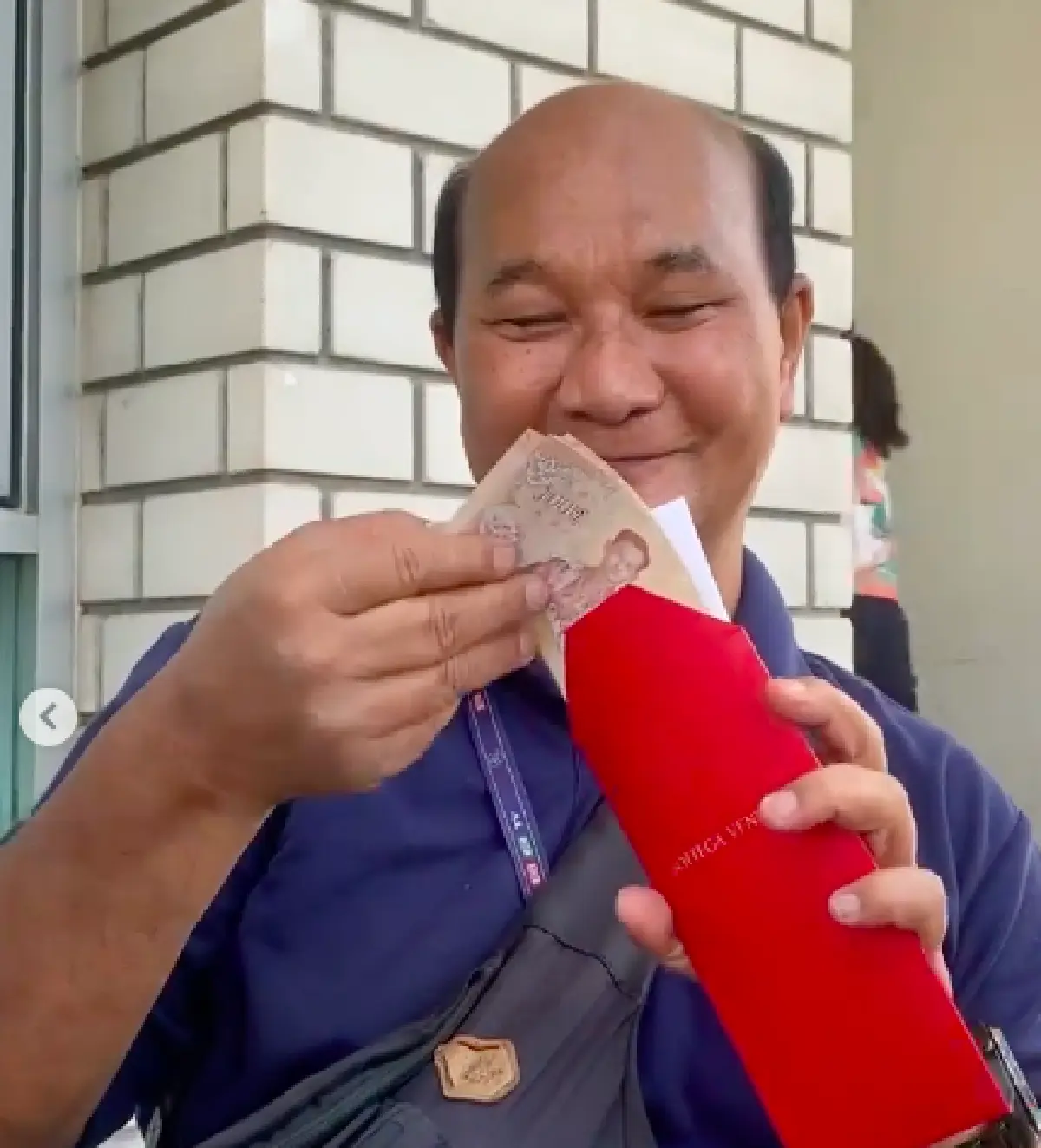 ตื้นตันกันหมด “อั้ม พัชราภา” มอบซองเงินตอบแทนพี่ช่างภาพ ในวันที่เกษียณ