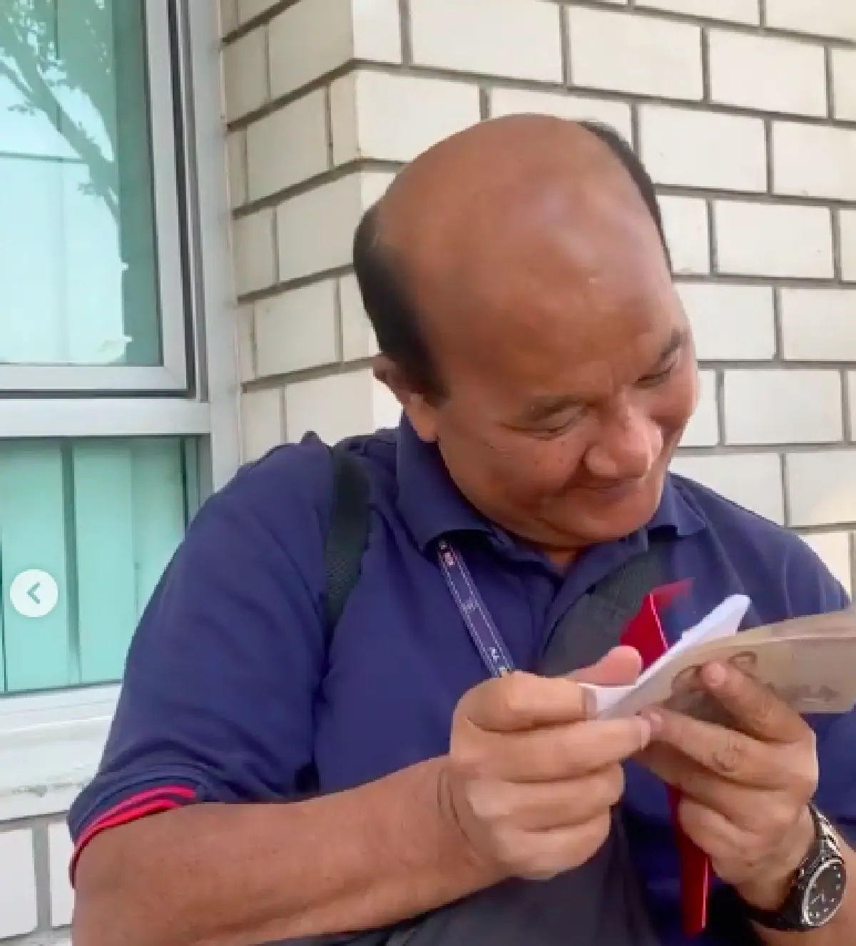 ตื้นตันกันหมด “อั้ม พัชราภา” มอบซองเงินตอบแทนพี่ช่างภาพ ในวันที่เกษียณ