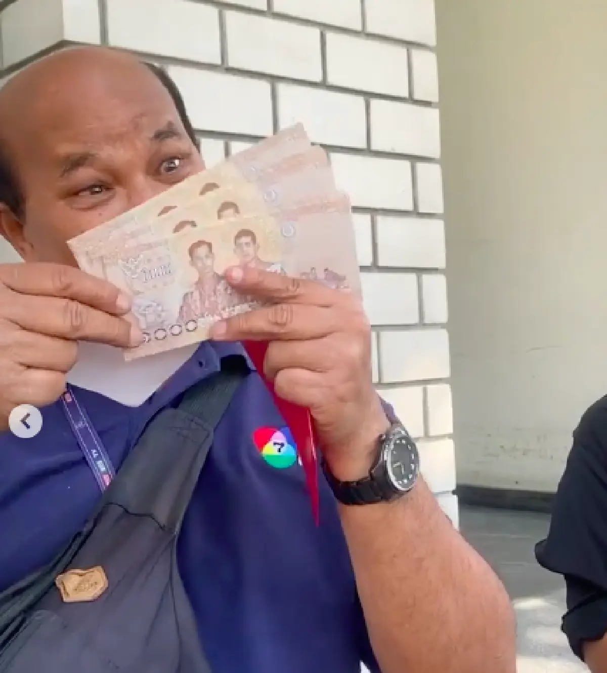 ตื้นตันกันหมด “อั้ม พัชราภา” มอบซองเงินตอบแทนพี่ช่างภาพ ในวันที่เกษียณ