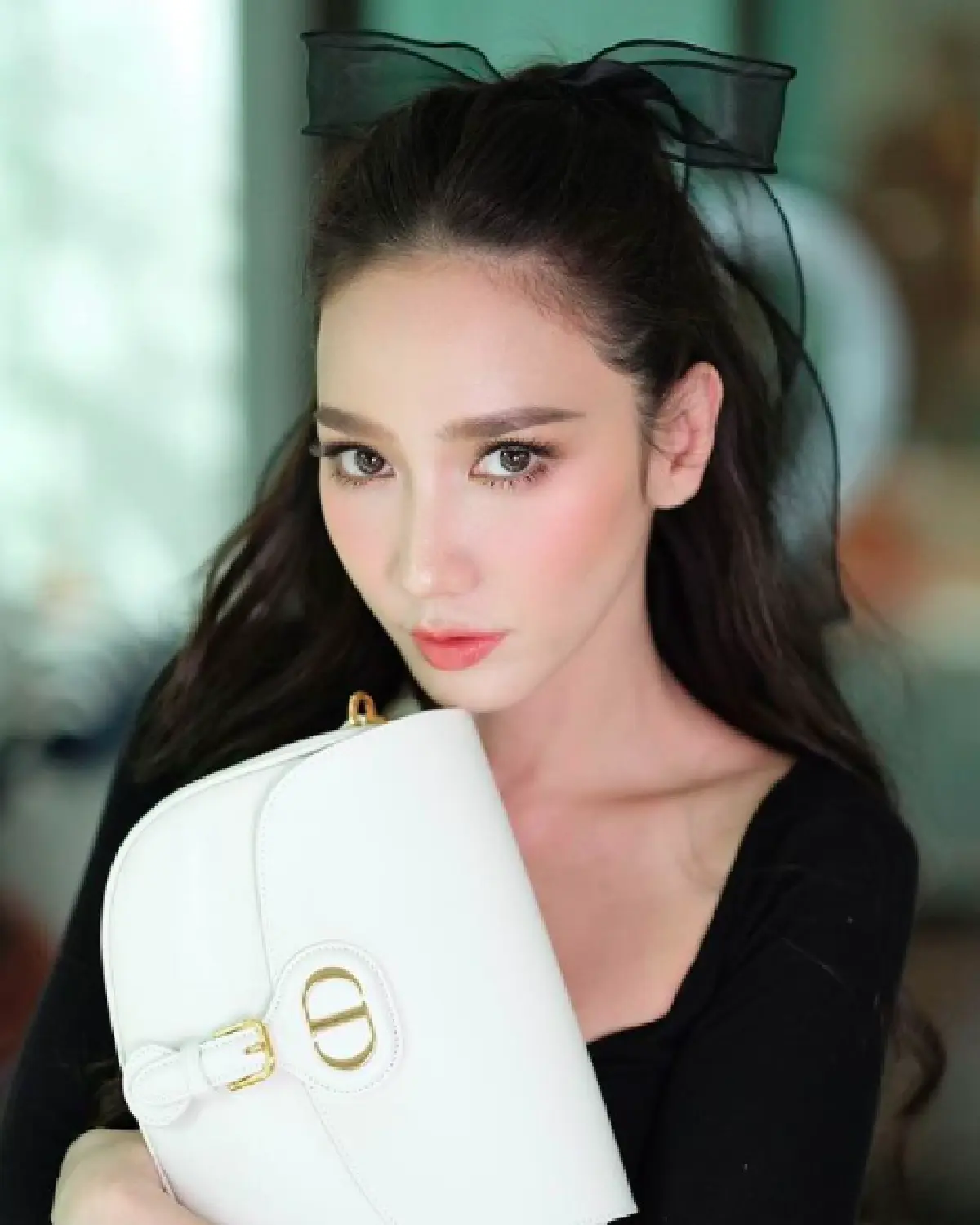 ตื้นตันกันหมด “อั้ม พัชราภา” มอบซองเงินตอบแทนพี่ช่างภาพ ในวันที่เกษียณ