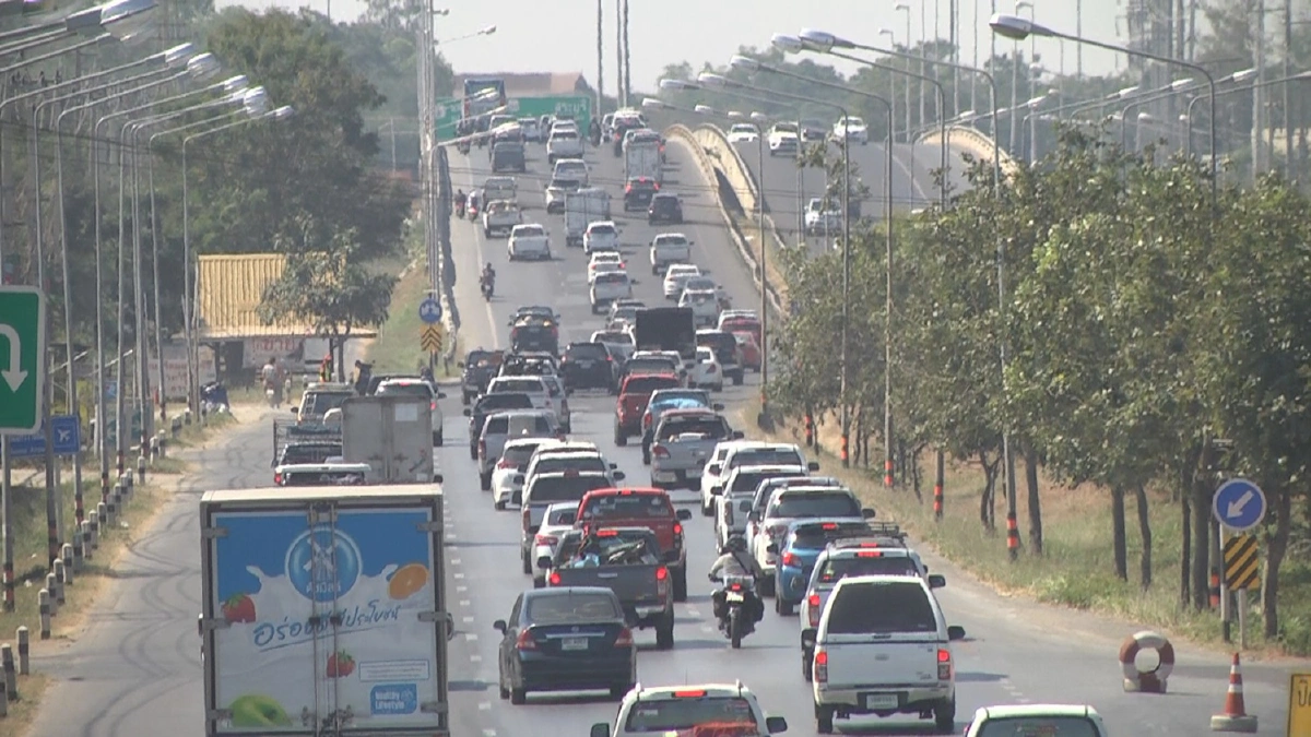 ถนนมิตรภาพติดหนึบคนอีสานทยอยกลับกรุงเทพฯหมดช่วงหยุดยาว