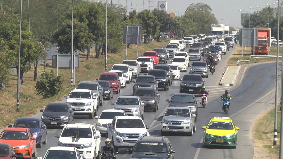 ถนนมิตรภาพติดหนึบคนอีสานทยอยกลับกรุงเทพฯหมดช่วงหยุดยาว
