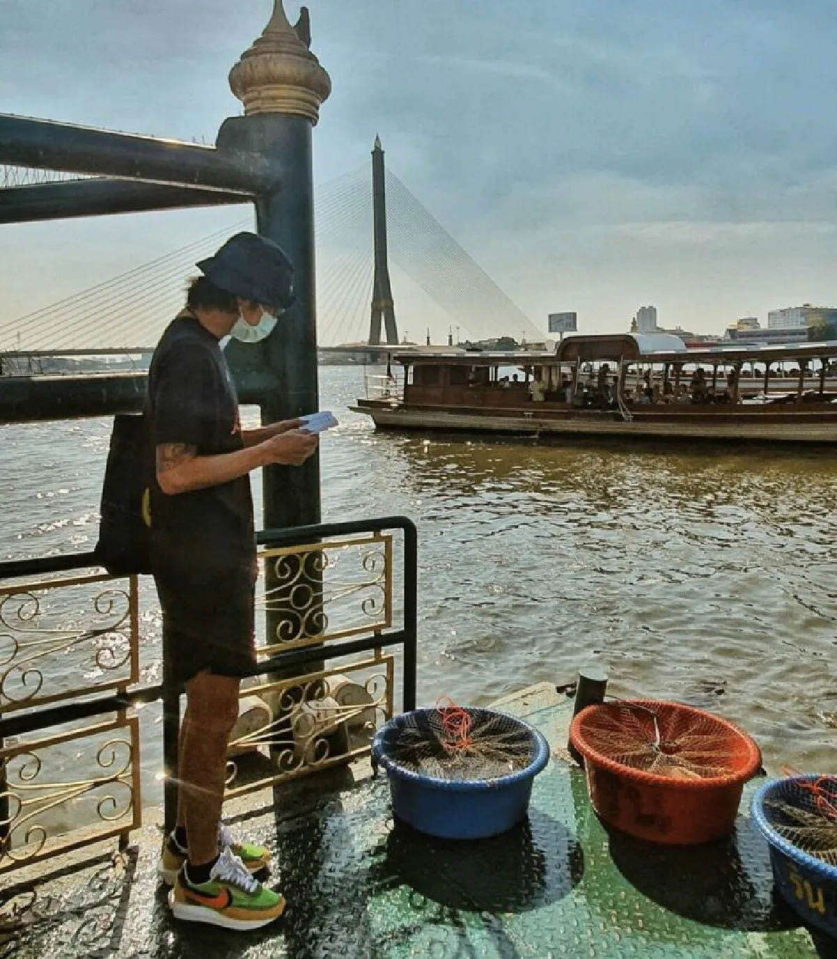 จากบุญจะกลายเป็นบาป! ชาวเน็ตเตือน “ก้อย-ตูน” หลังทำบุญปล่อยสัตว์ลงน้ำ