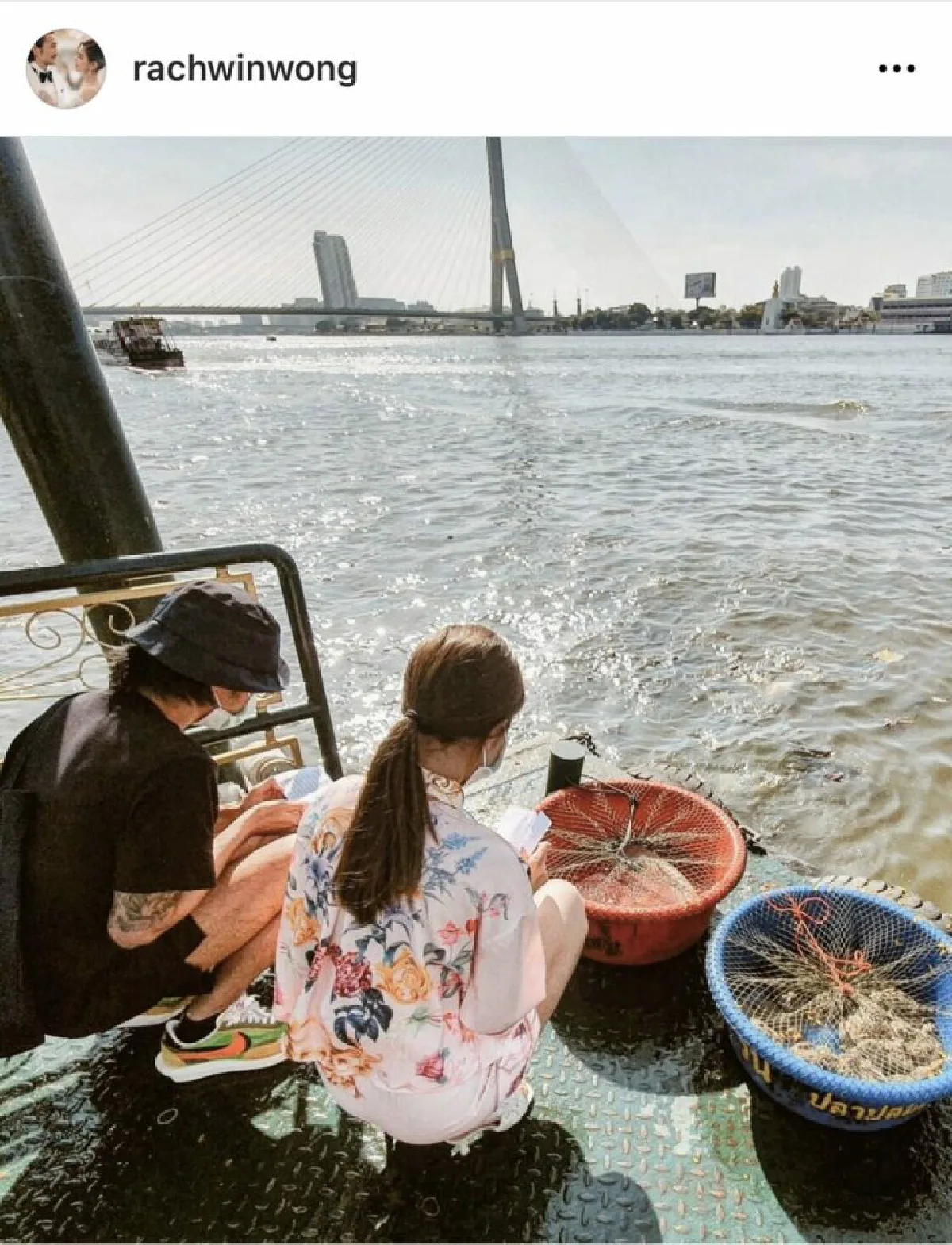 จากบุญจะกลายเป็นบาป! ชาวเน็ตเตือน “ก้อย-ตูน” หลังทำบุญปล่อยสัตว์ลงน้ำ