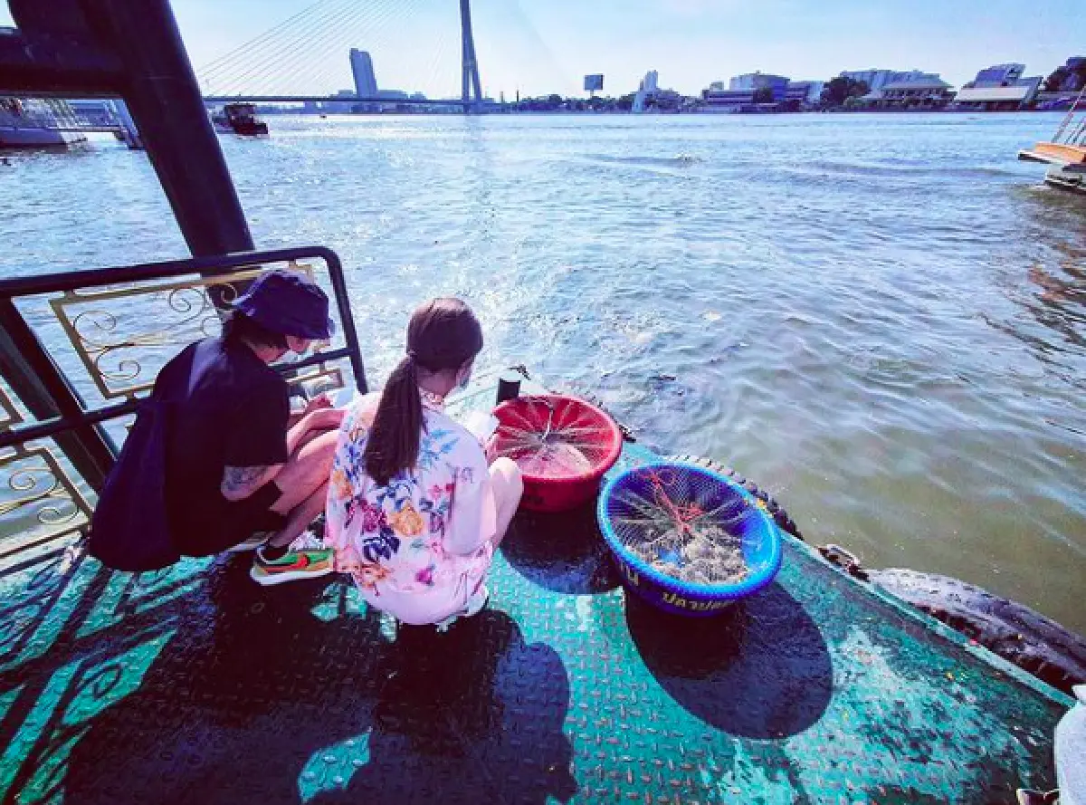 จากบุญจะกลายเป็นบาป! ชาวเน็ตเตือน “ก้อย-ตูน” หลังทำบุญปล่อยสัตว์ลงน้ำ