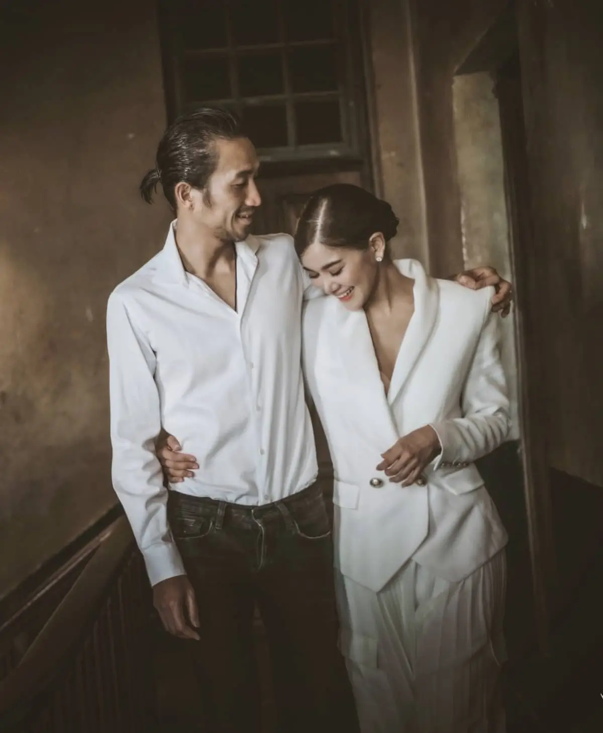 จากบุญจะกลายเป็นบาป! ชาวเน็ตเตือน “ก้อย-ตูน” หลังทำบุญปล่อยสัตว์ลงน้ำ